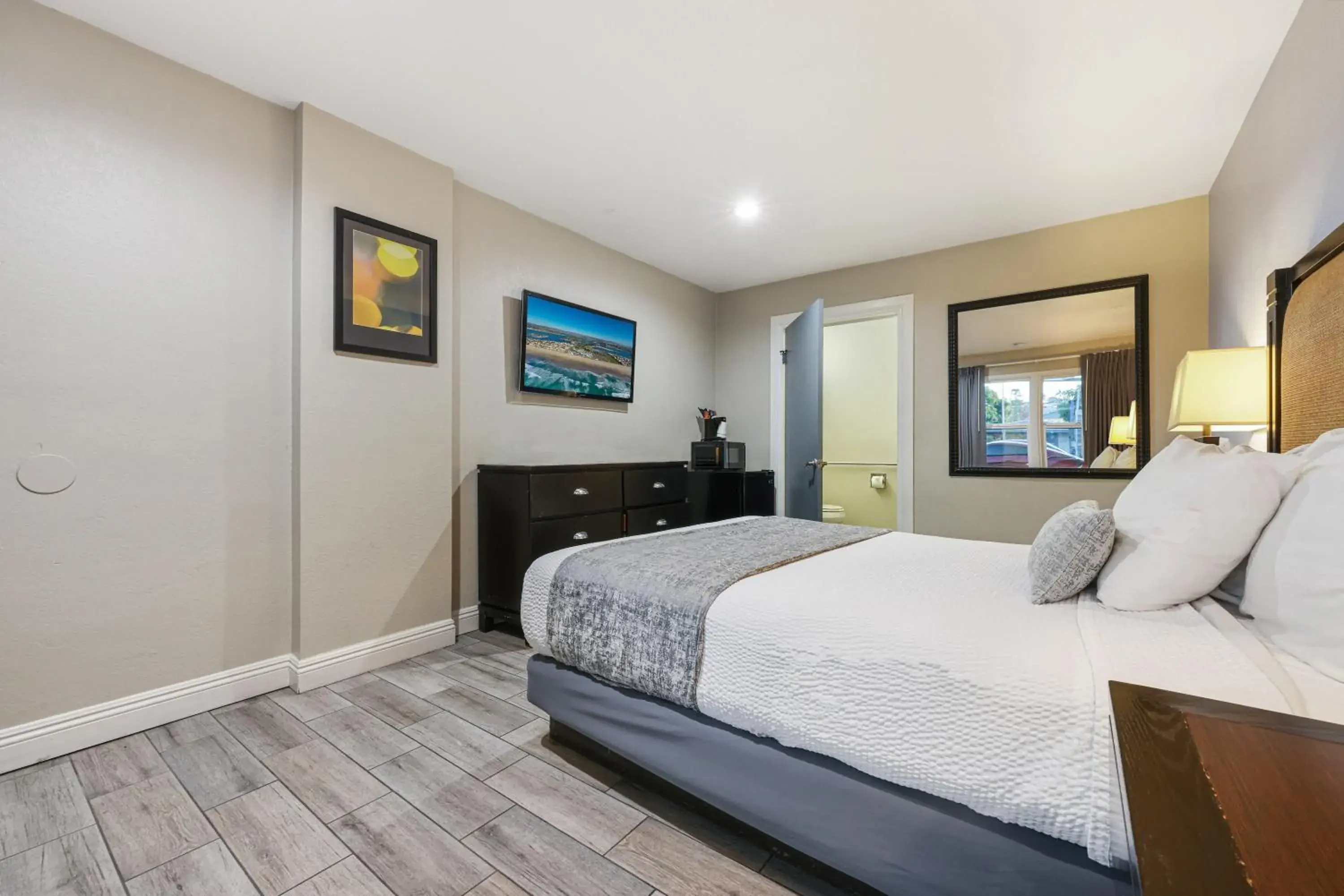 Queen Room - Disability Access in Hotel Point Loma Queen Room - Disability Access in Hotel Point Loma