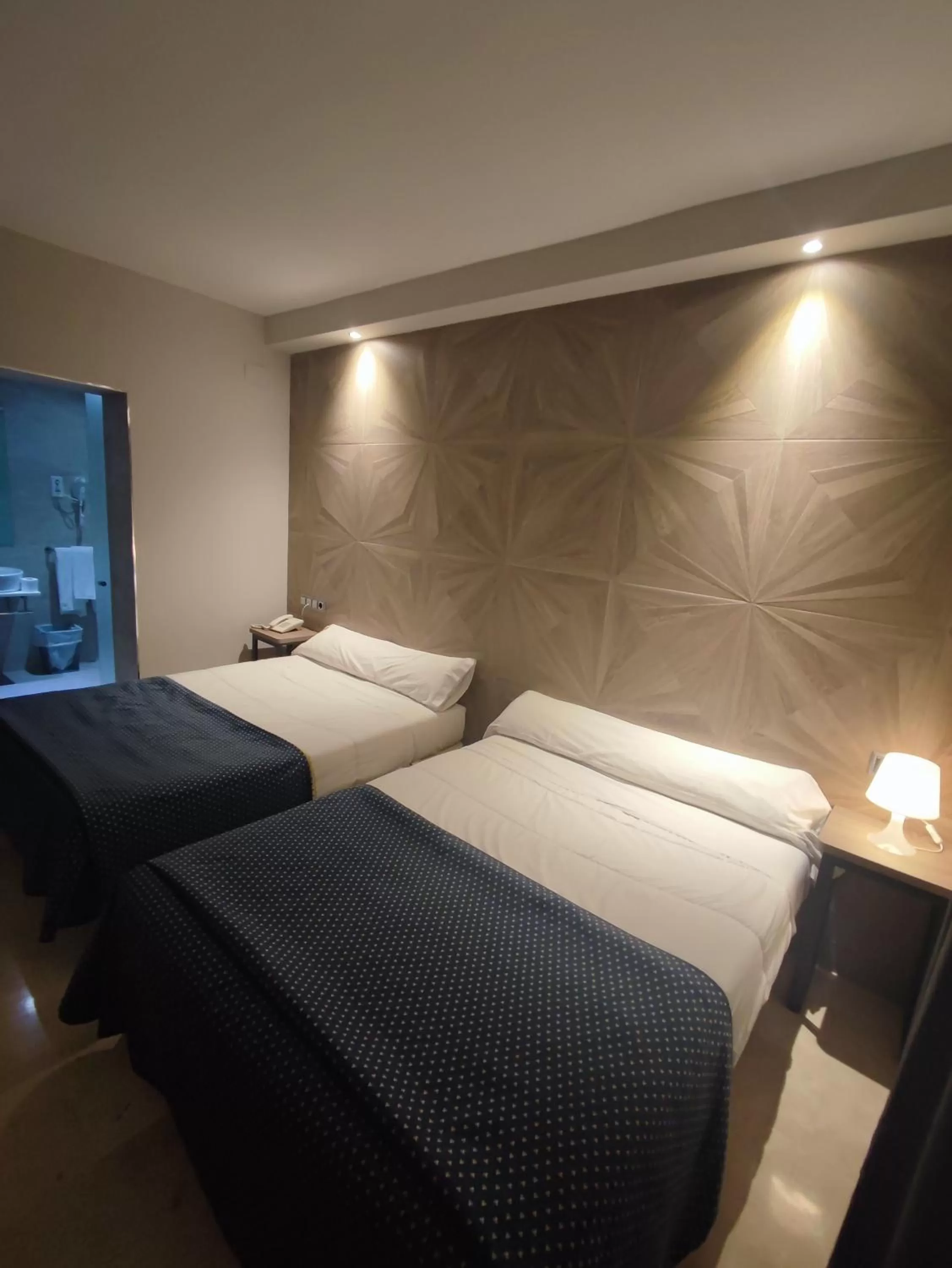 Bathroom, Bed in Hotel Ciudad de Navalcarnero