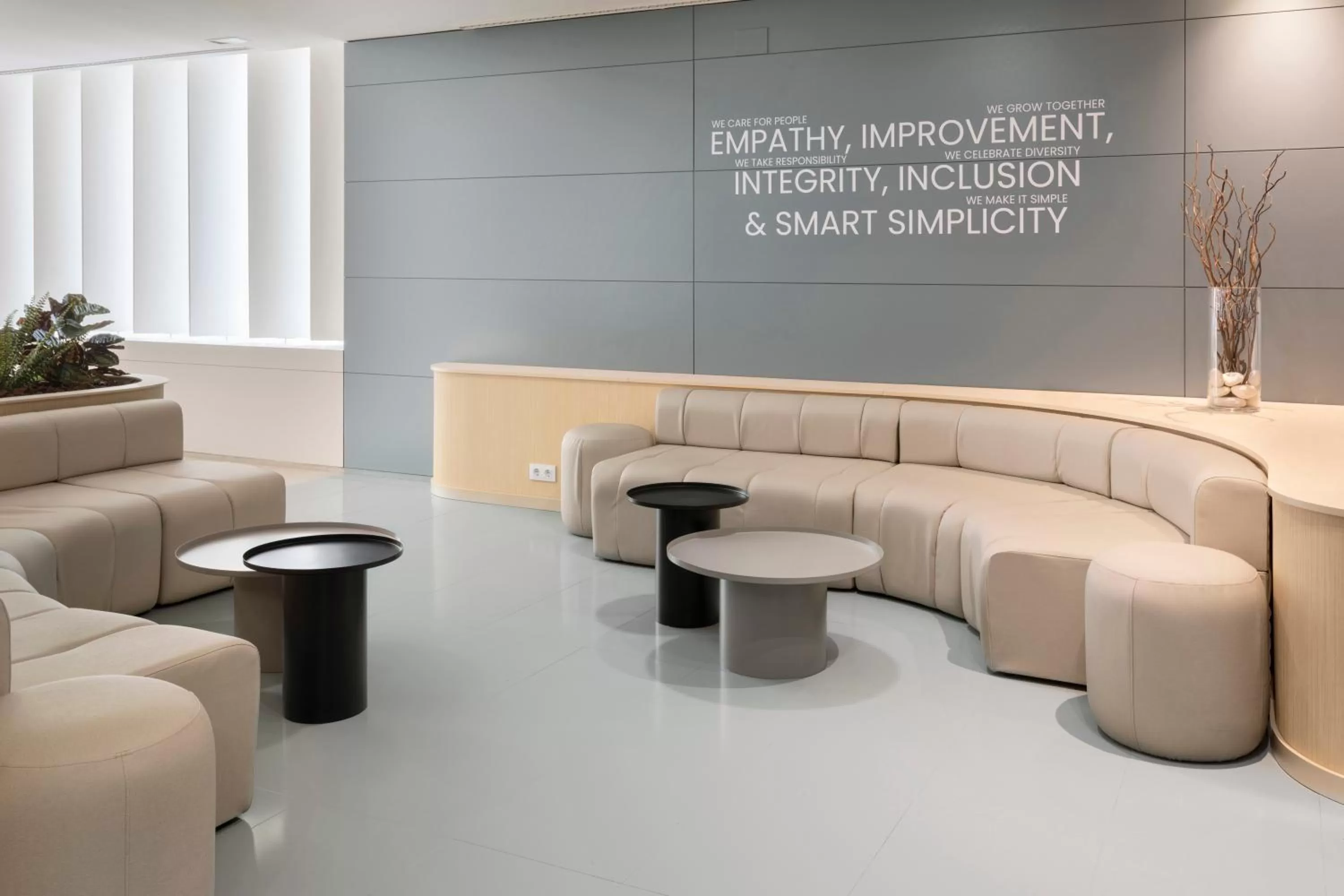 Lobby or reception in B&B HOTEL Elche