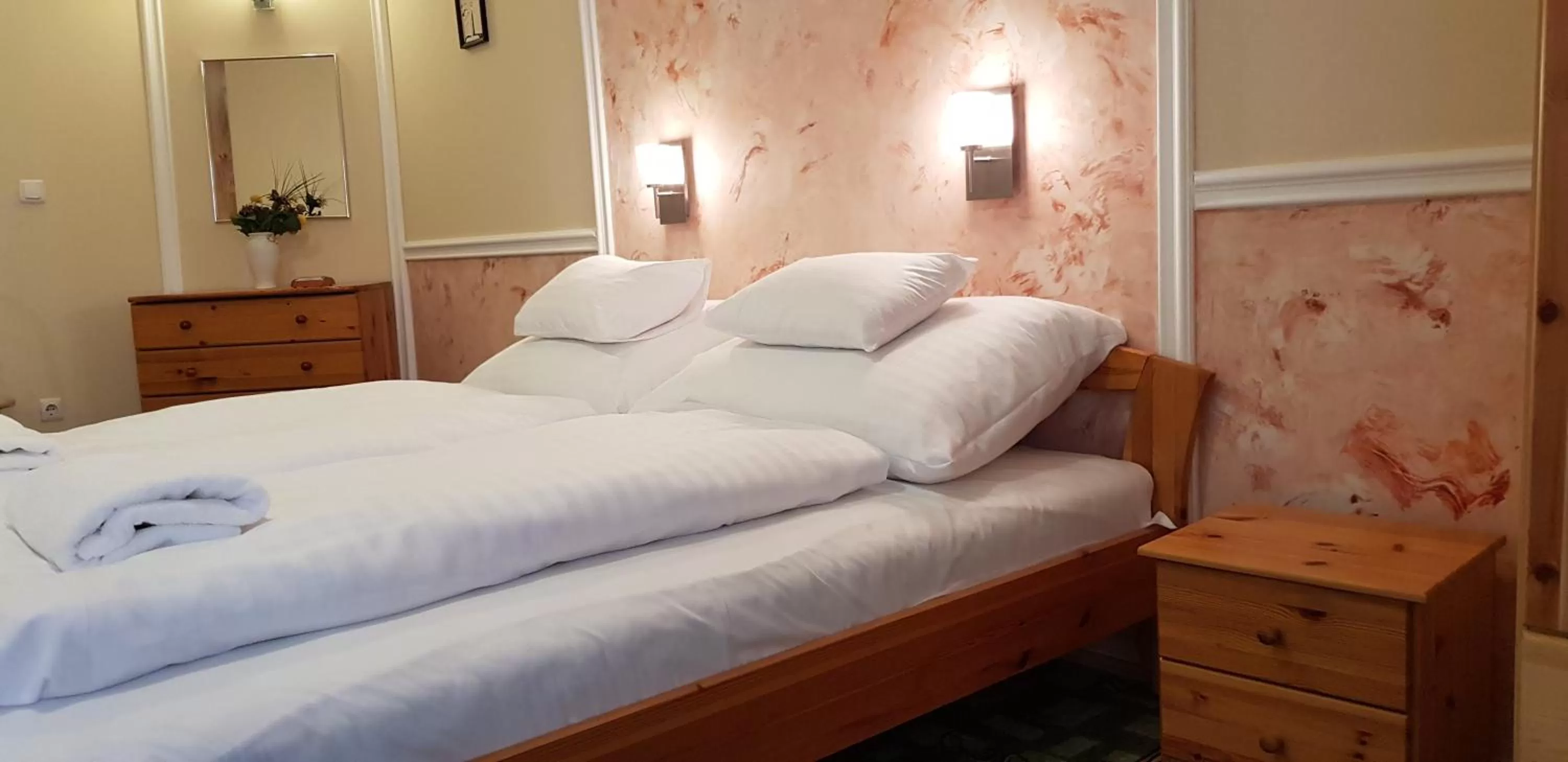 Bed in Central Panzió Gyula