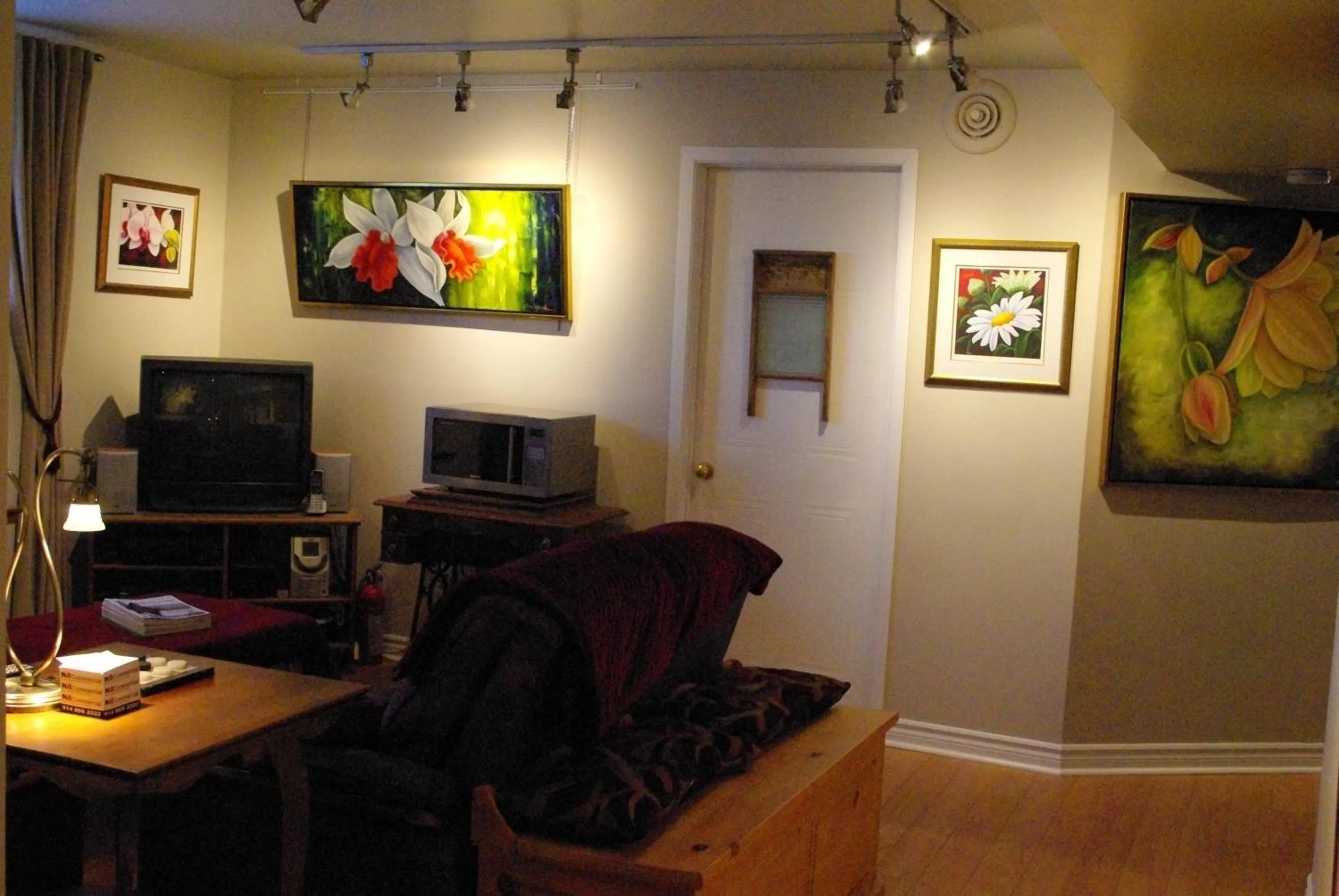TV and multimedia, TV/Entertainment Center in Atelier Galerie Anne Drouin Peinture & Pension
