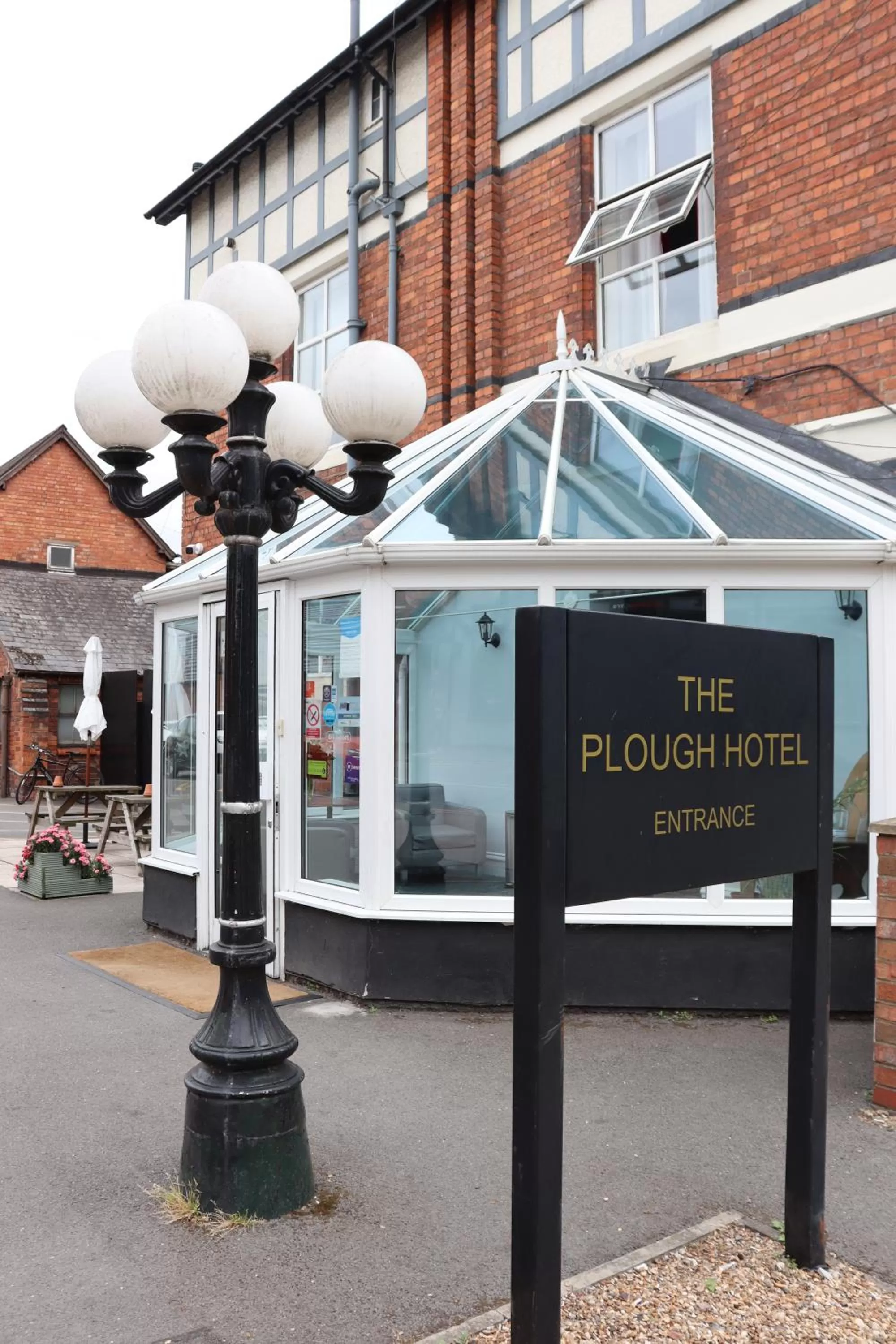 Facade/entrance in Plough Hotel