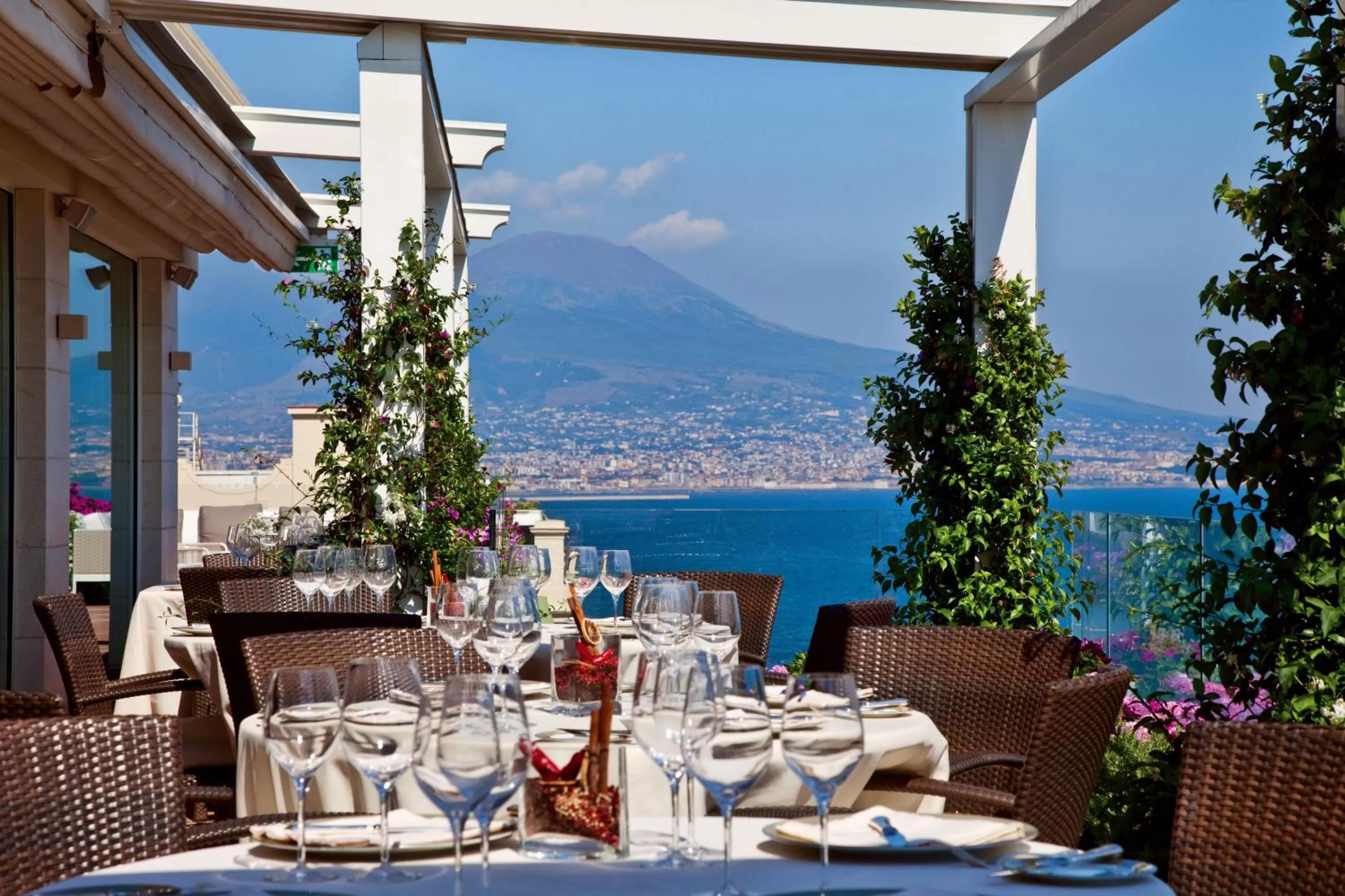 Restaurant/places to eat in Grand Hotel Vesuvio