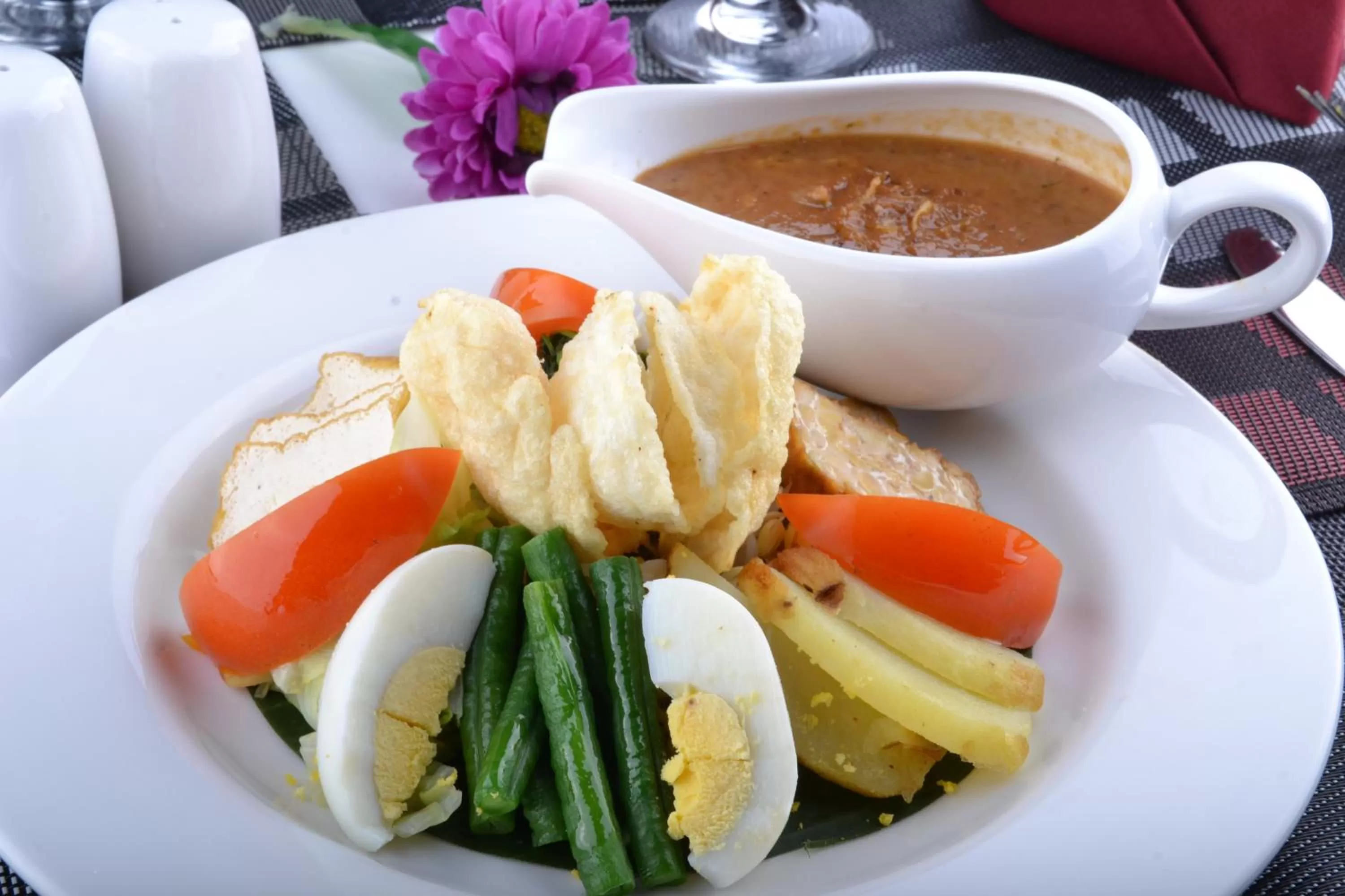 Food in The Cube Hotel Malioboro, Azana Hotels Collection