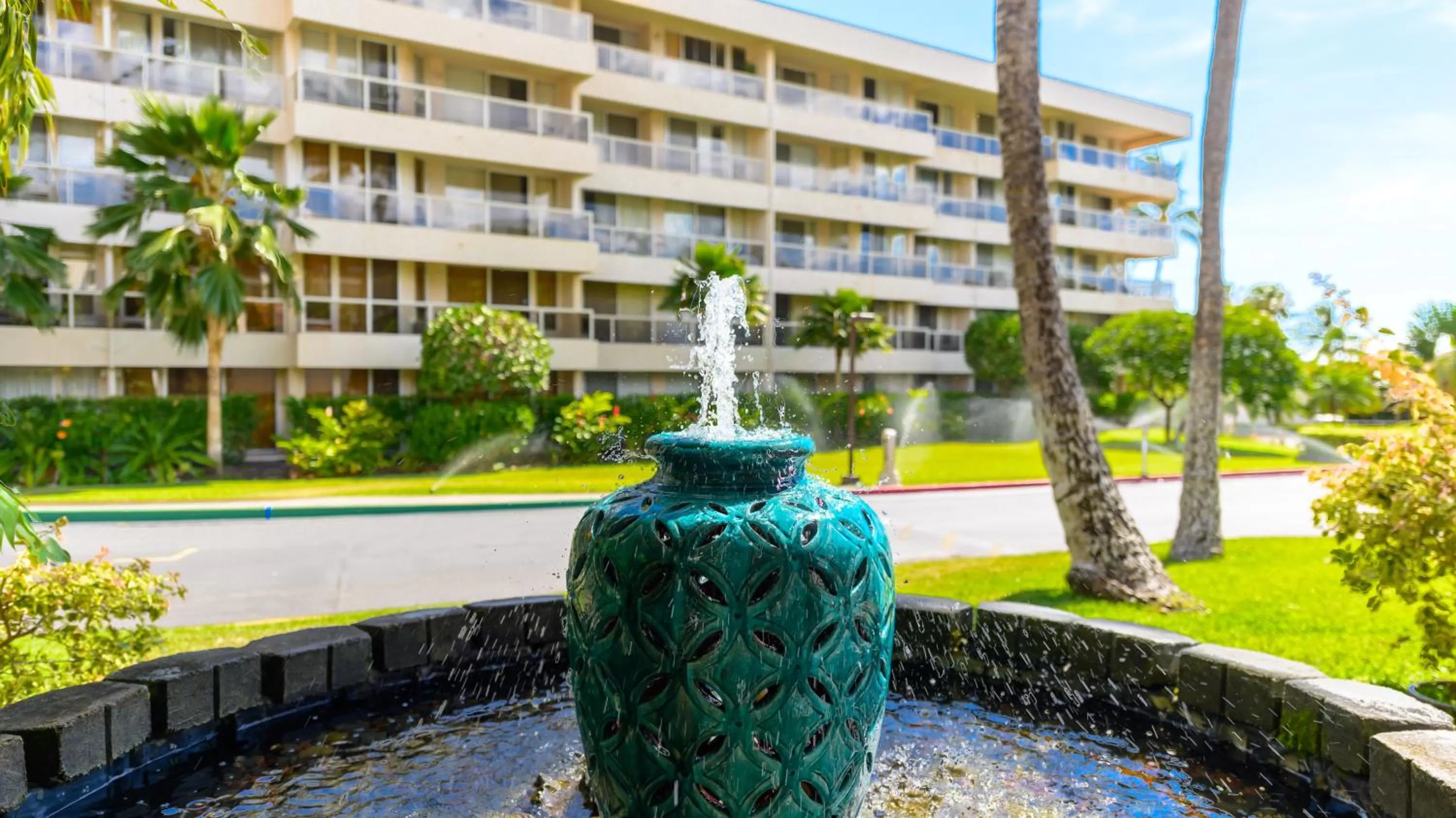 Swimming Pool in Castle Maui Banyan