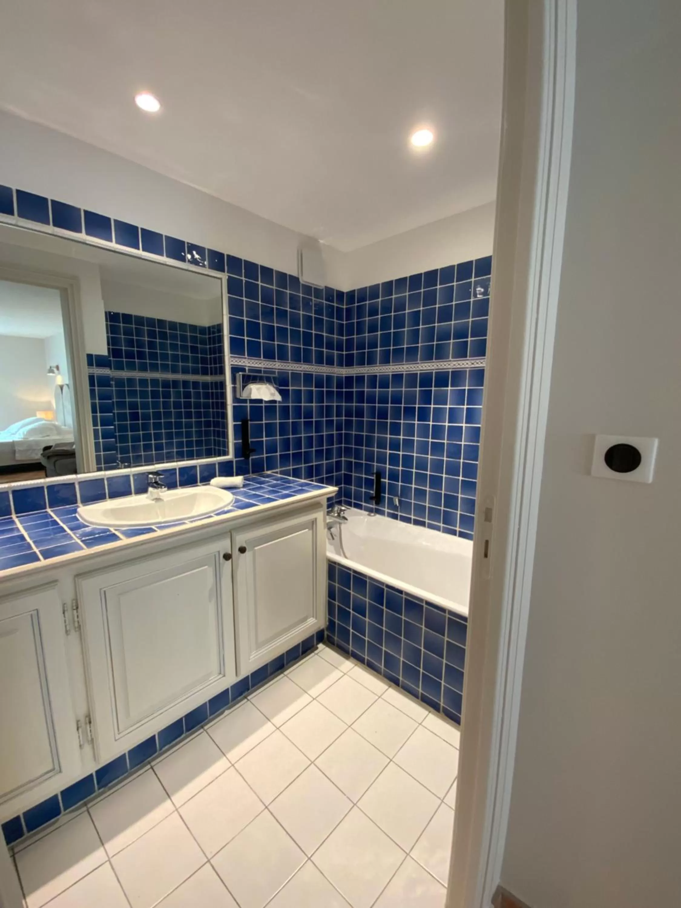 Bathroom in Hôtel l'Arena