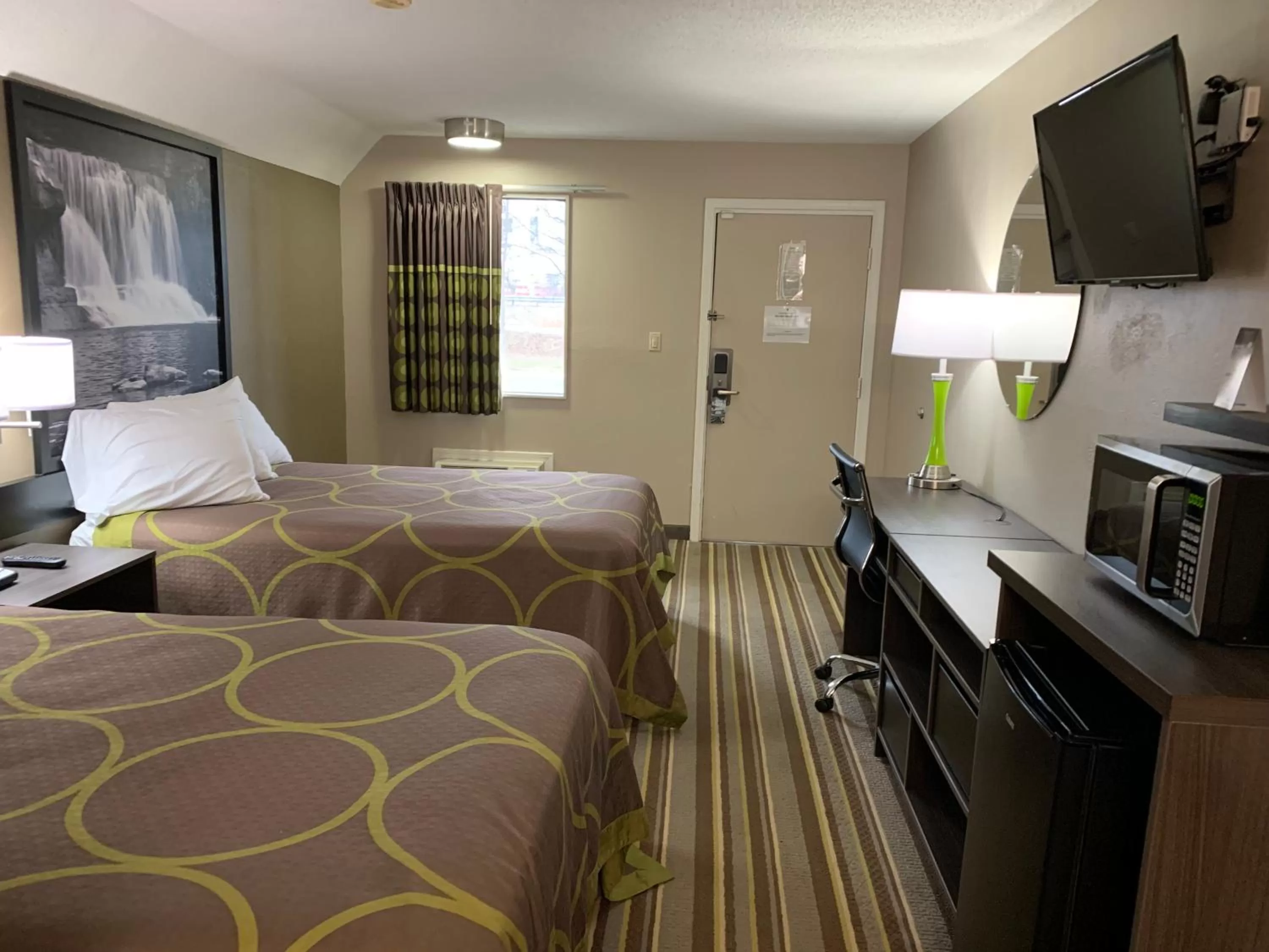 TV and multimedia, Bed in Super 8 by Wyndham Brownsburg