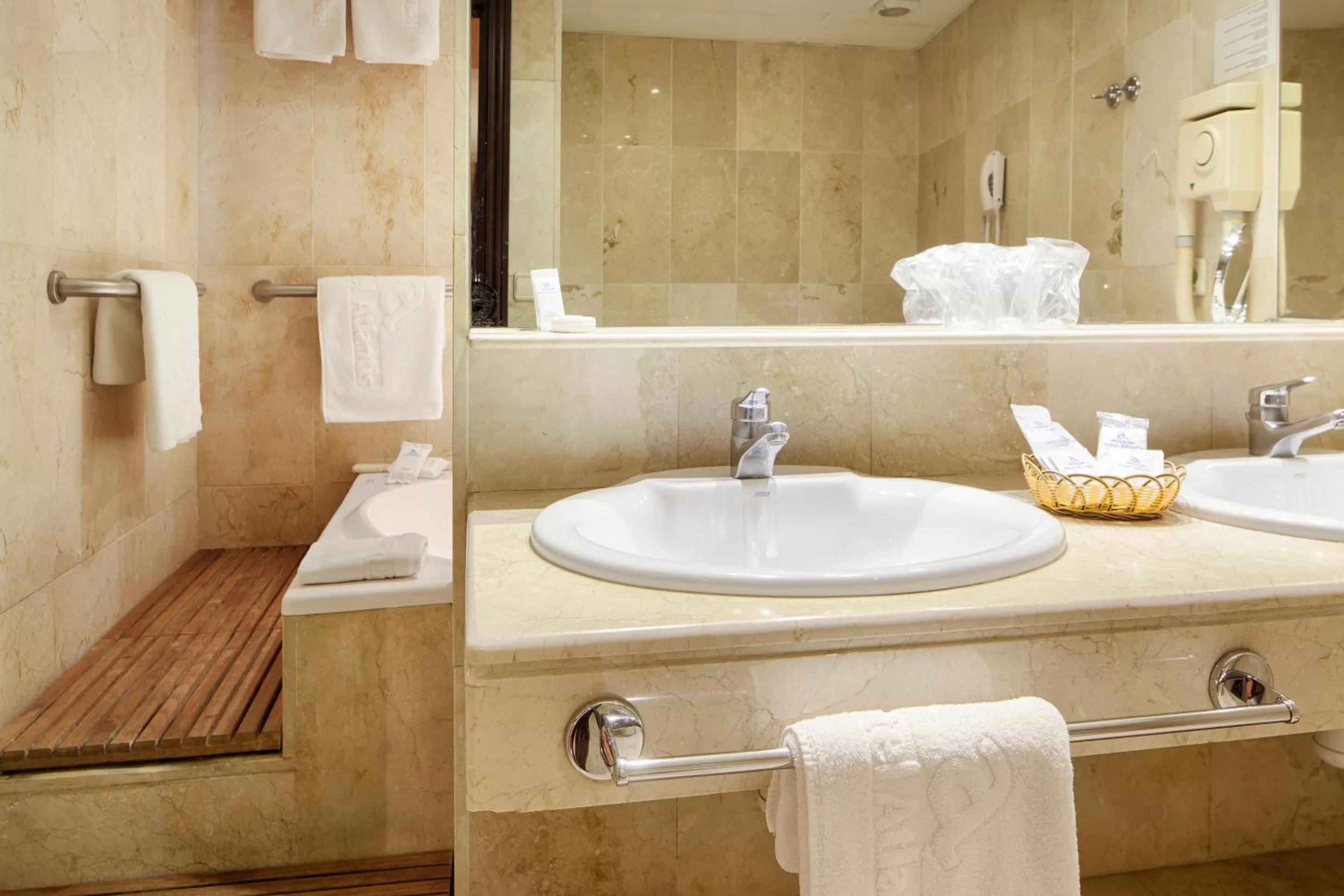 Bathroom in Atlantis by Atbcn