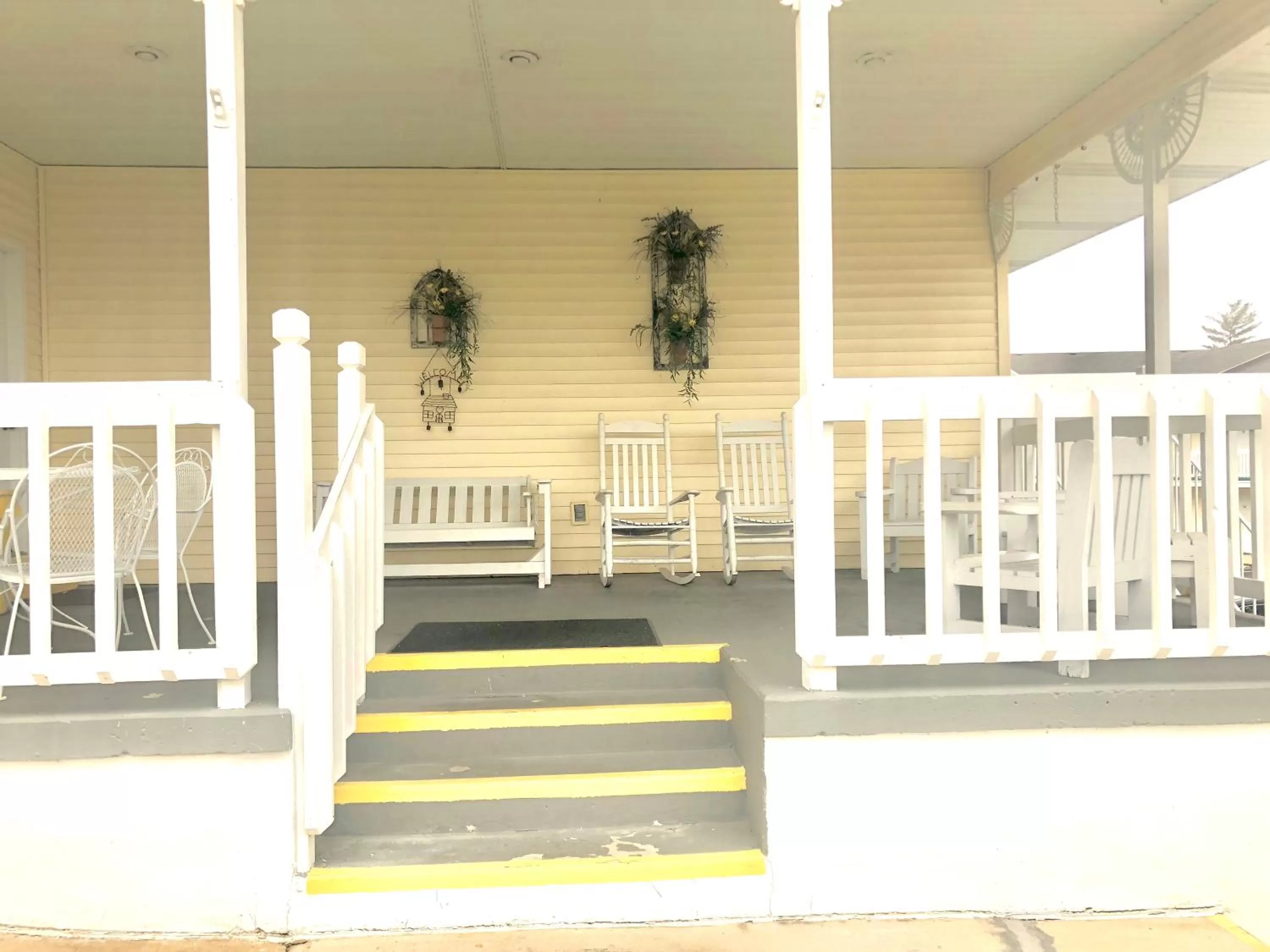 Seating area in Honeysuckle Inn & Conference Center