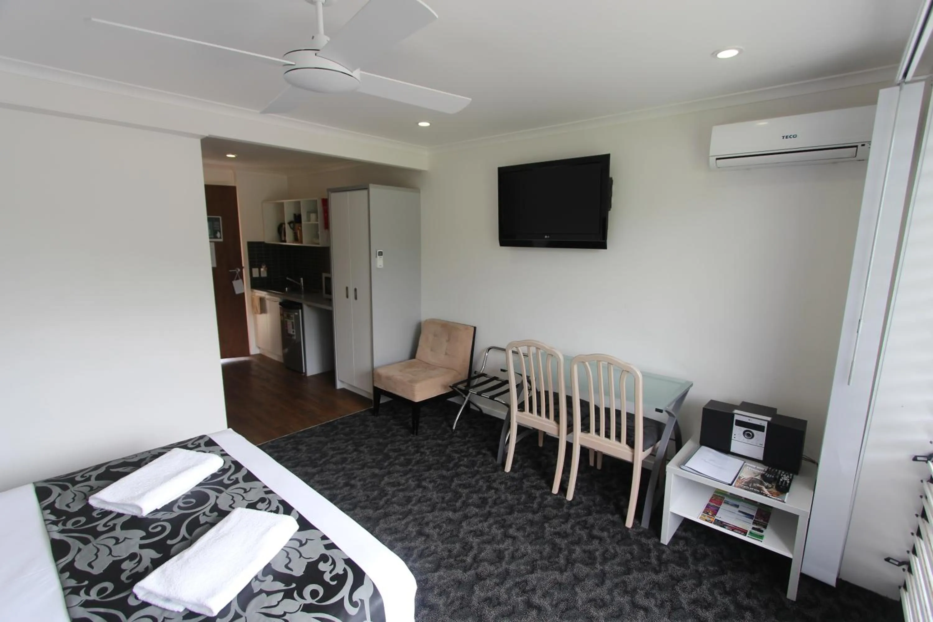 Seating area in Shoredrive Motel