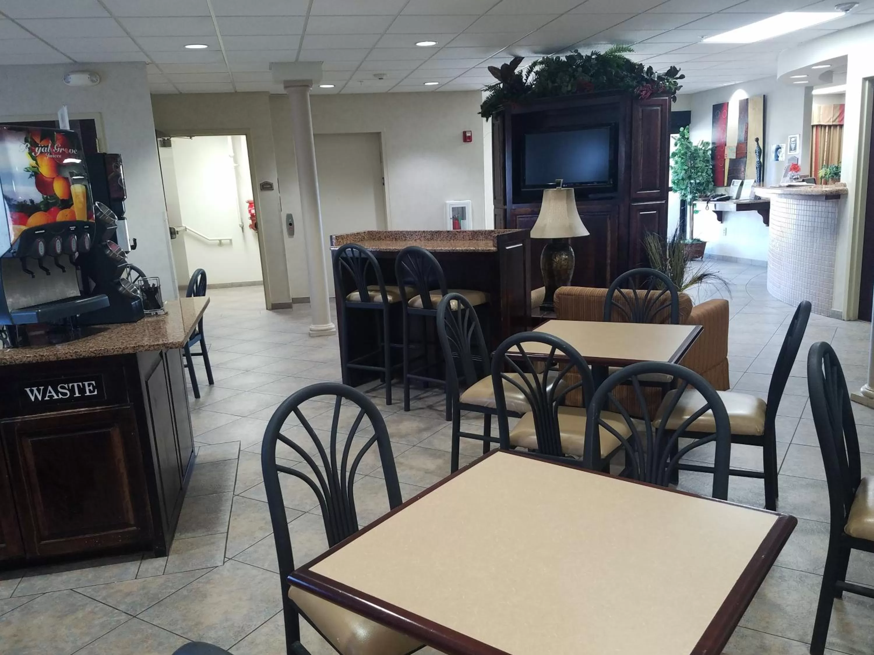 Restaurant/Places to Eat in HomeTown Hotel