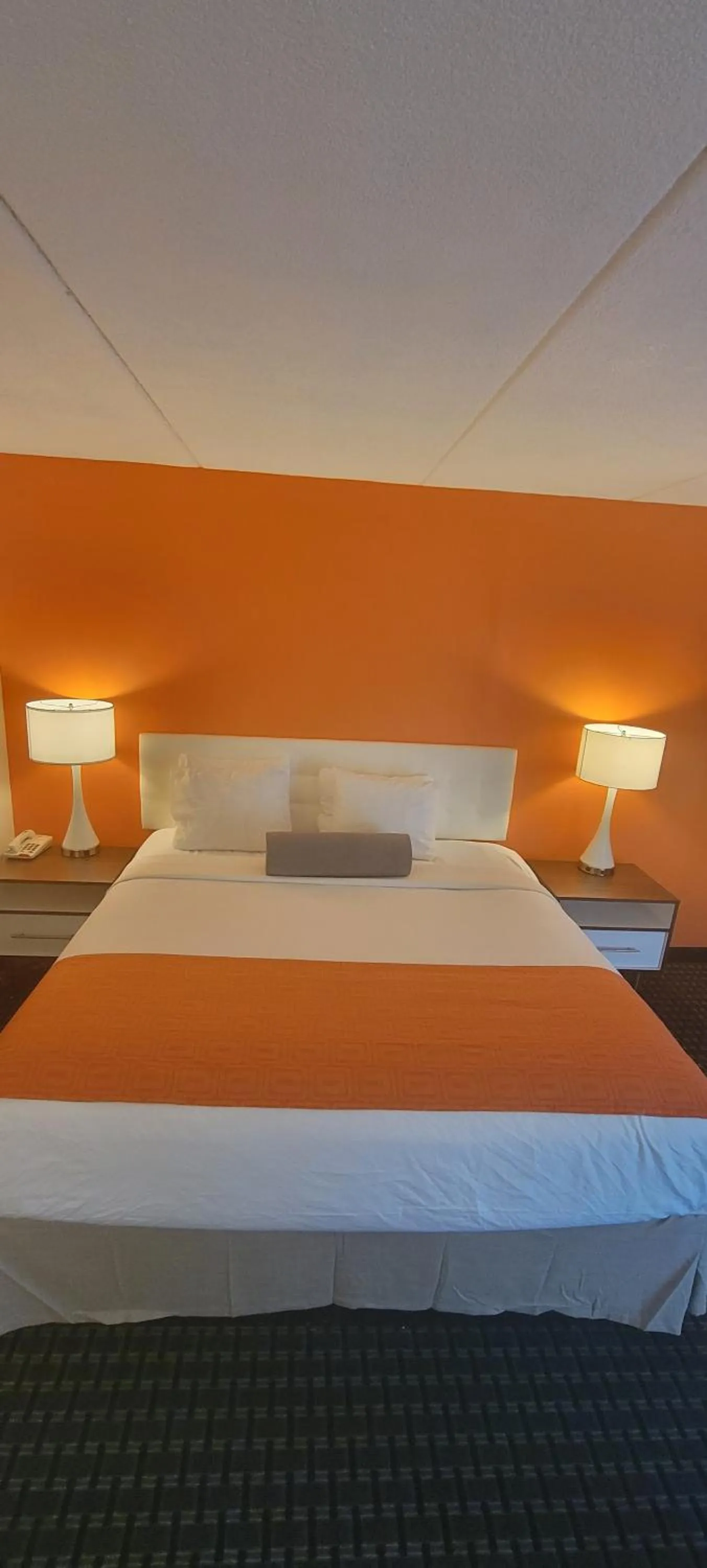 Bed in Howard Johnson by Wyndham Newburgh