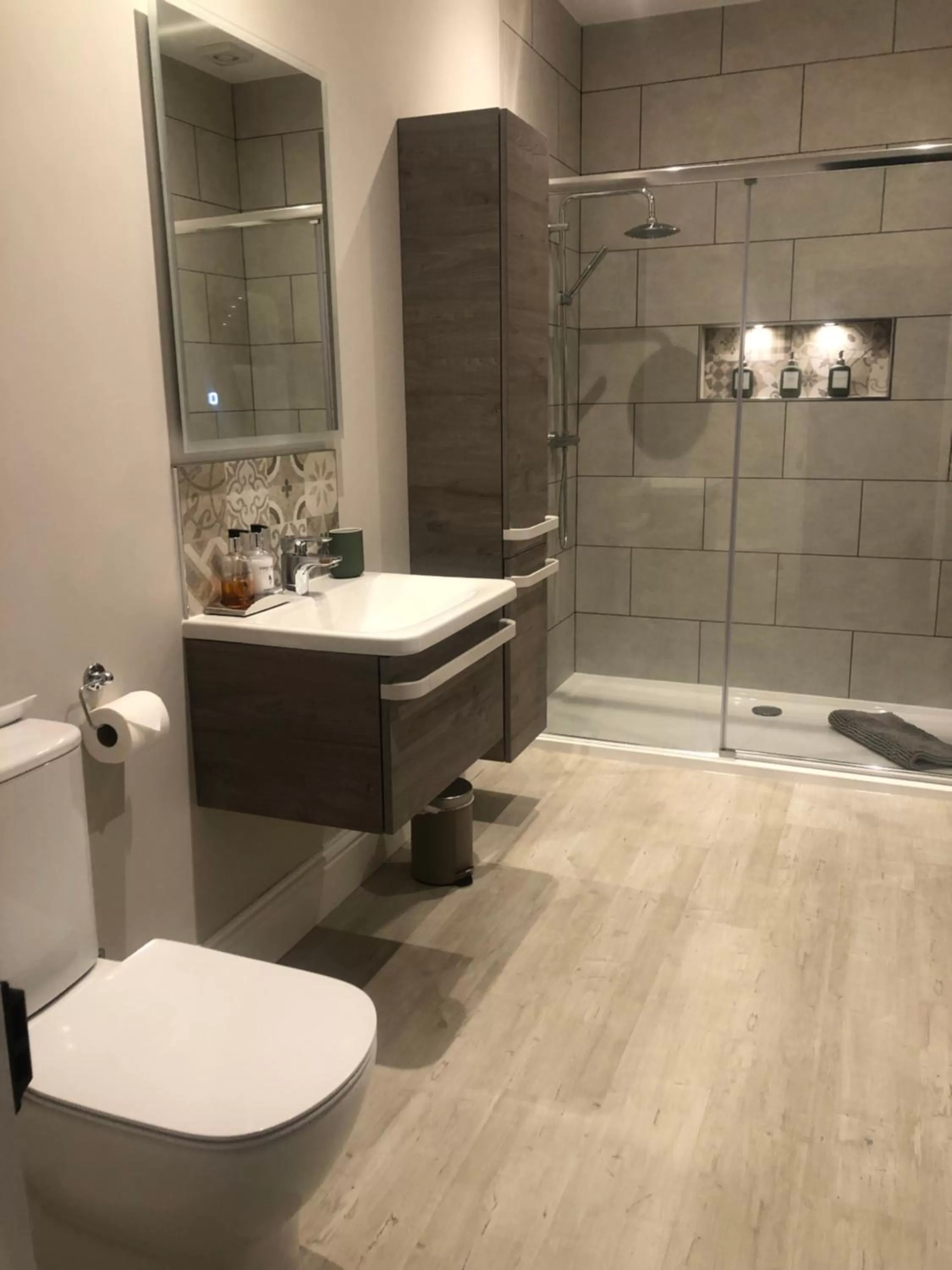 Shower, Bathroom in The Skreen