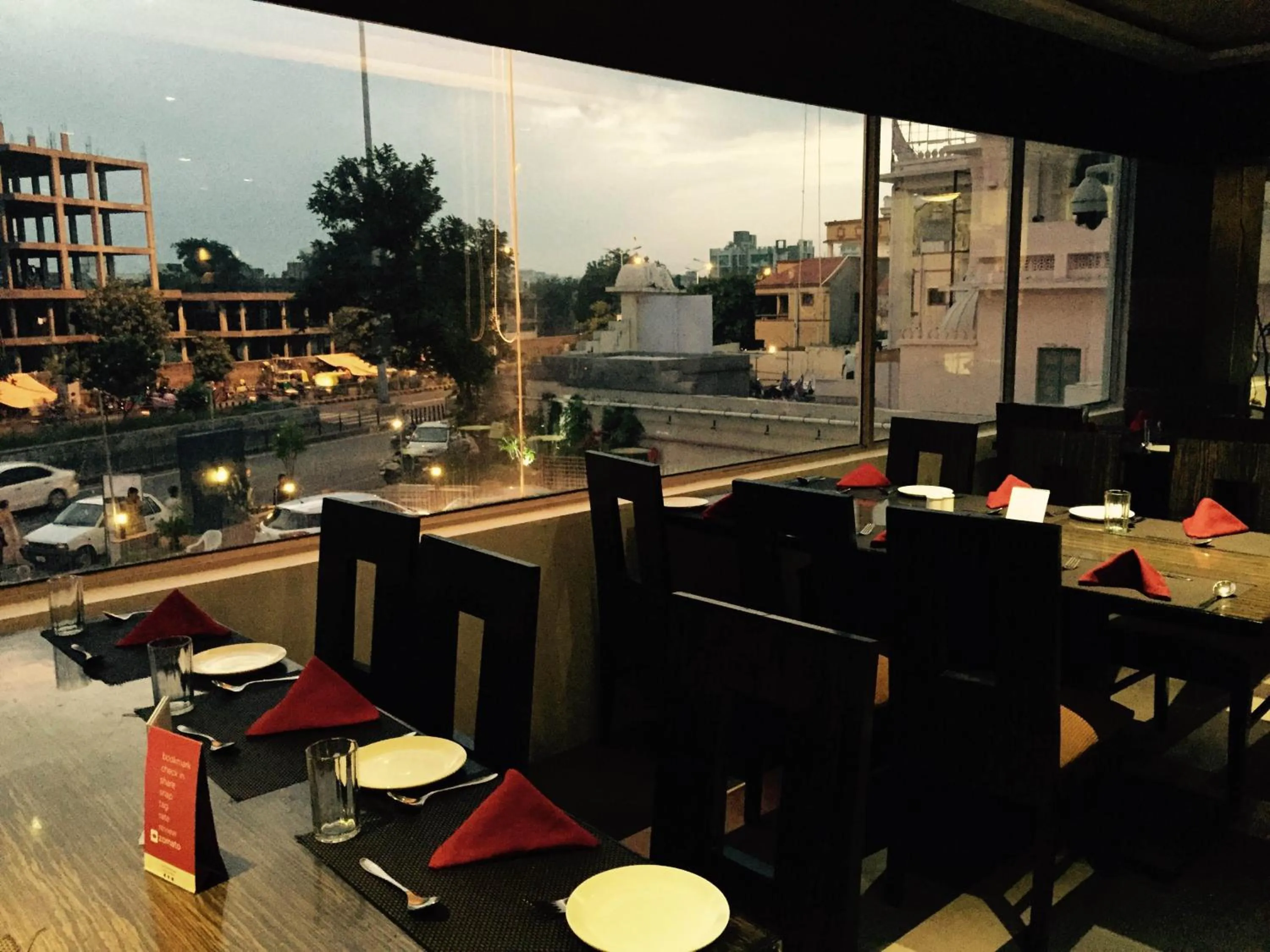 Restaurant/places to eat in Hotel Platinum Inn