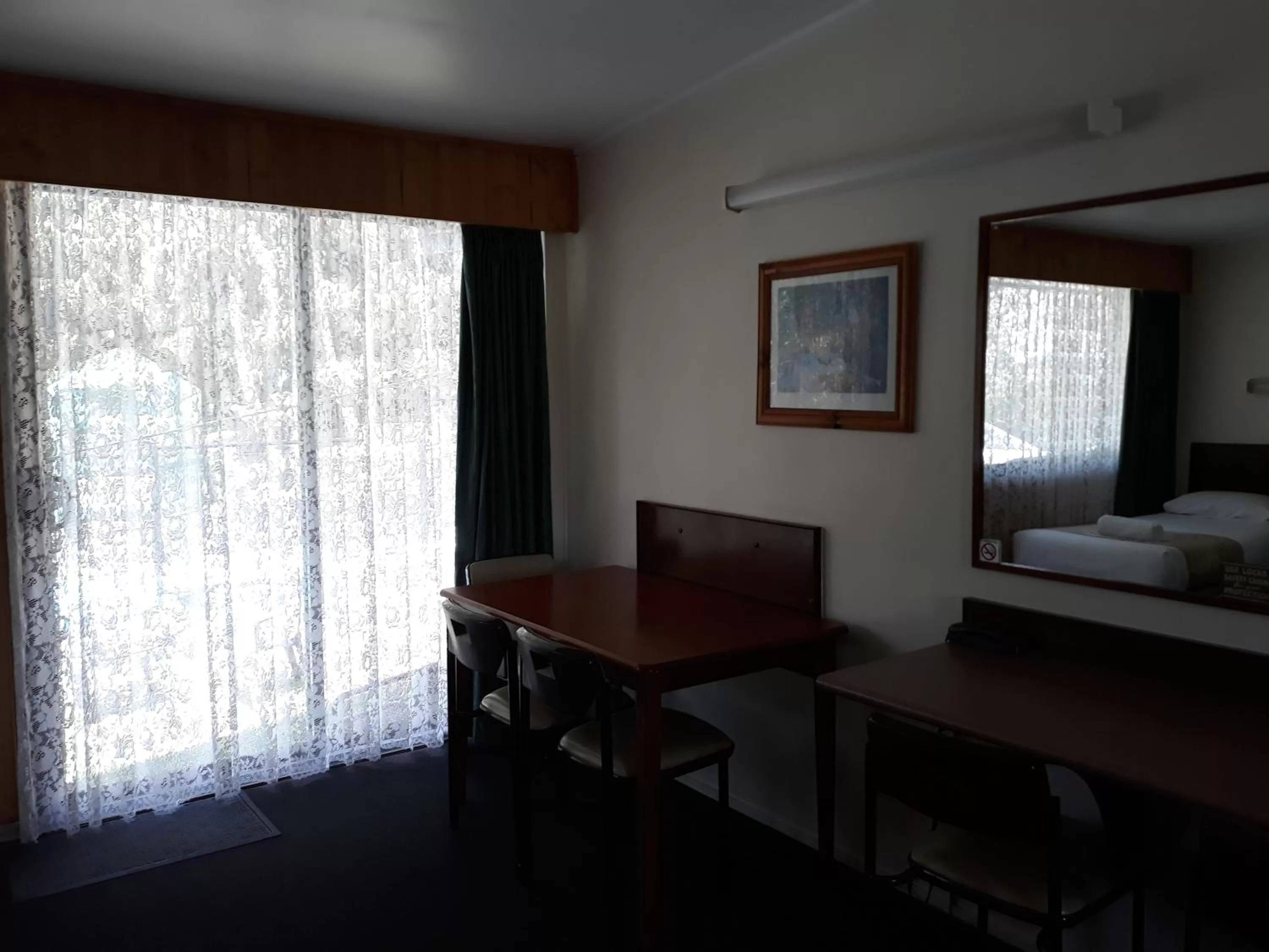 Seating area, Bed in Coachman Motel