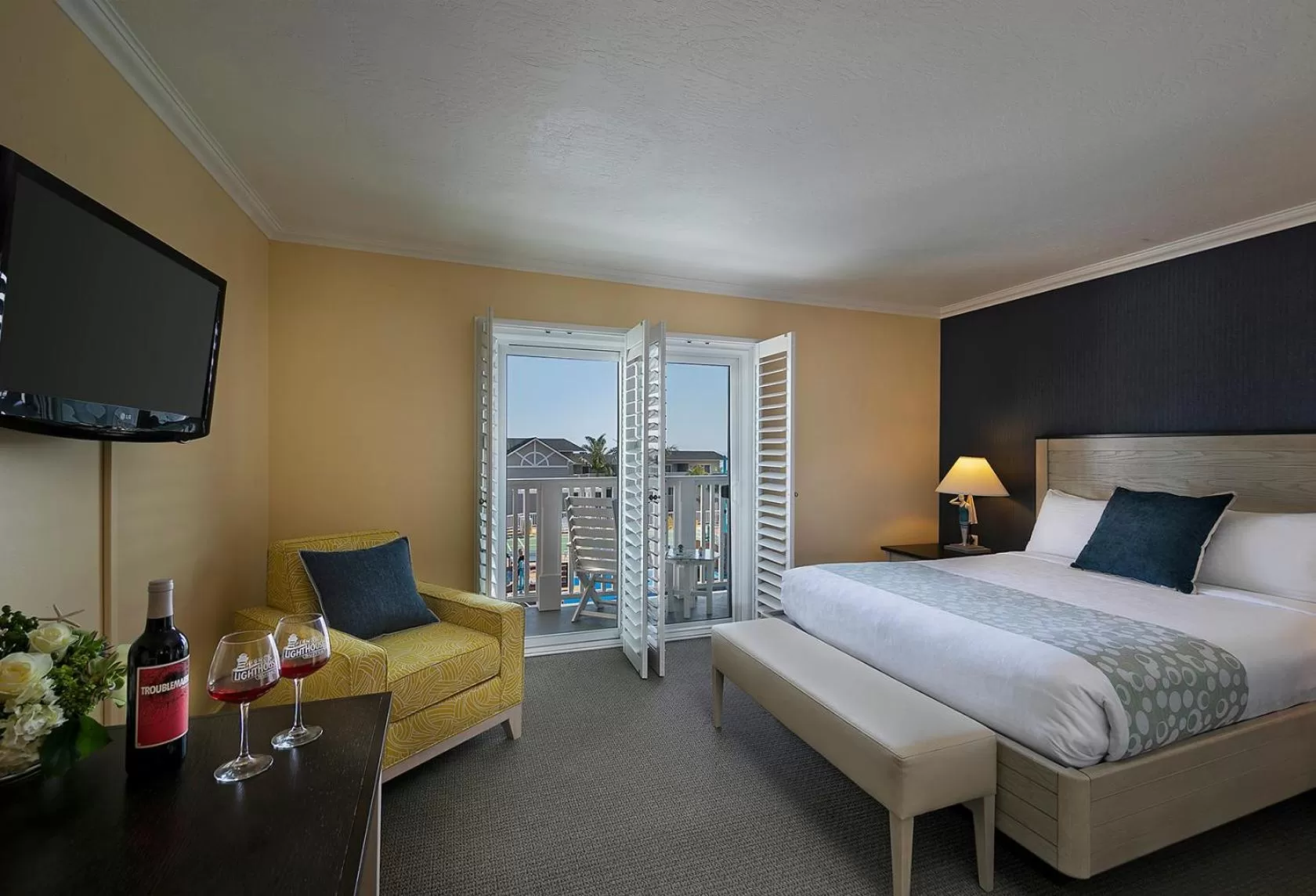 TV and multimedia, Bed in Pismo Lighthouse Suites