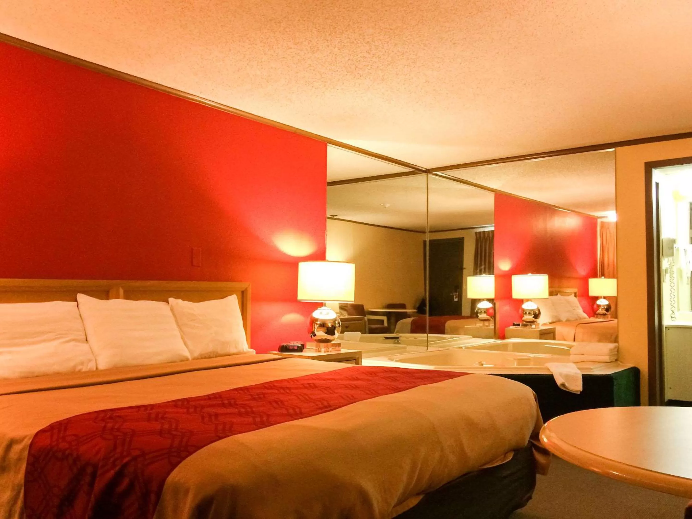 Photo of the whole room, Bed in Econo Lodge