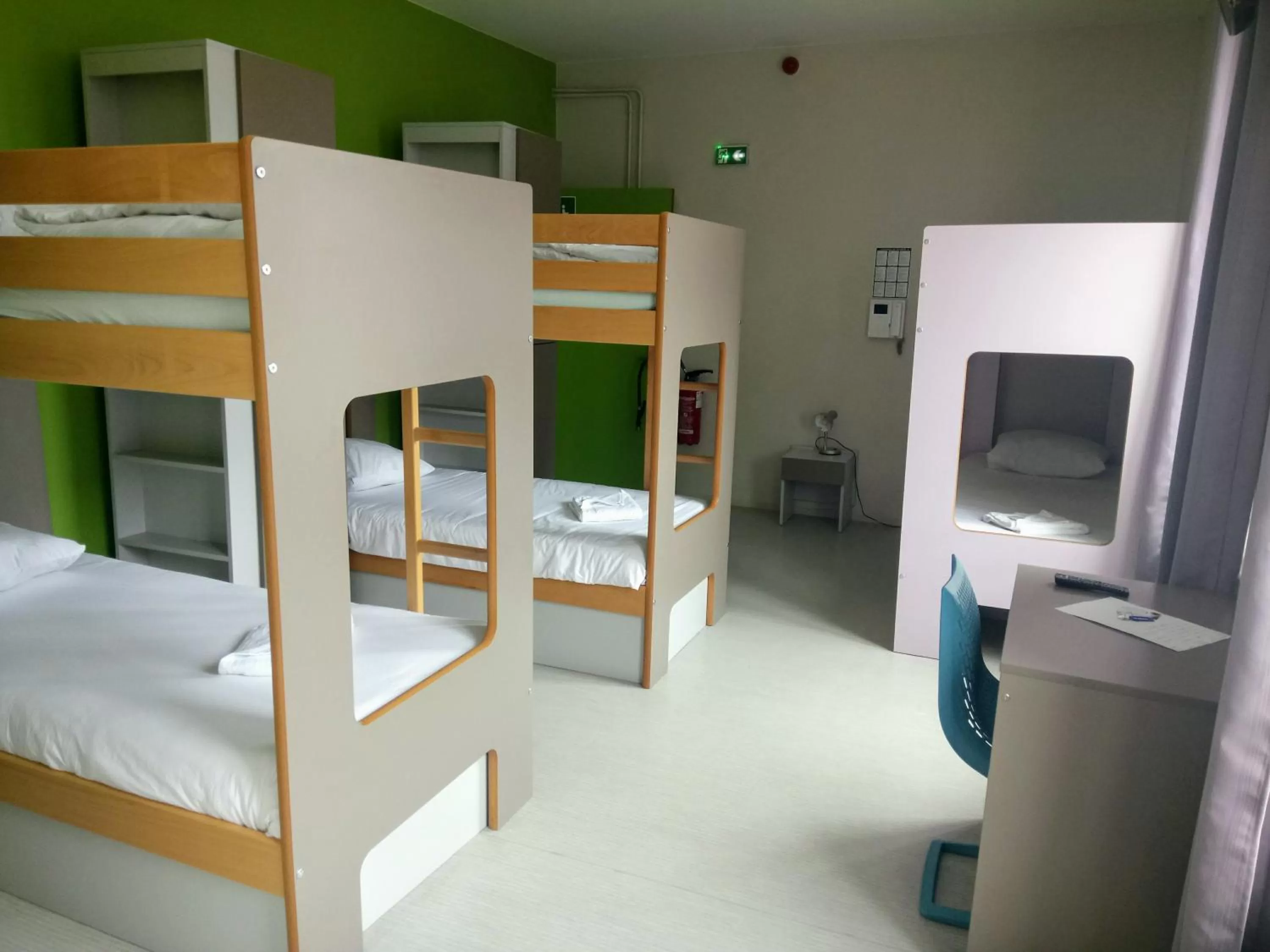 Shower, Bed in Auberge des Remparts