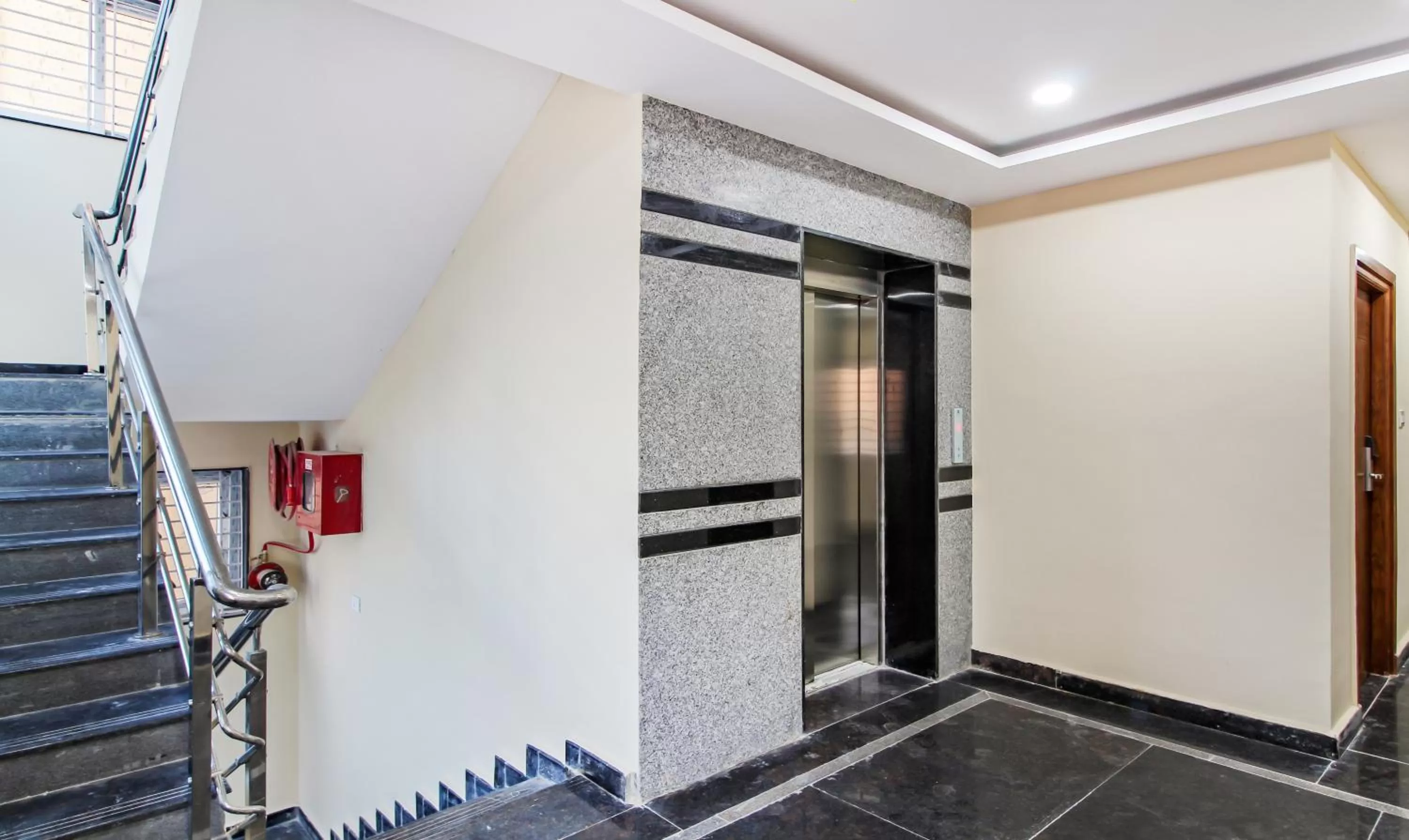 elevator in Itsy Hotels D'Comfort Inn