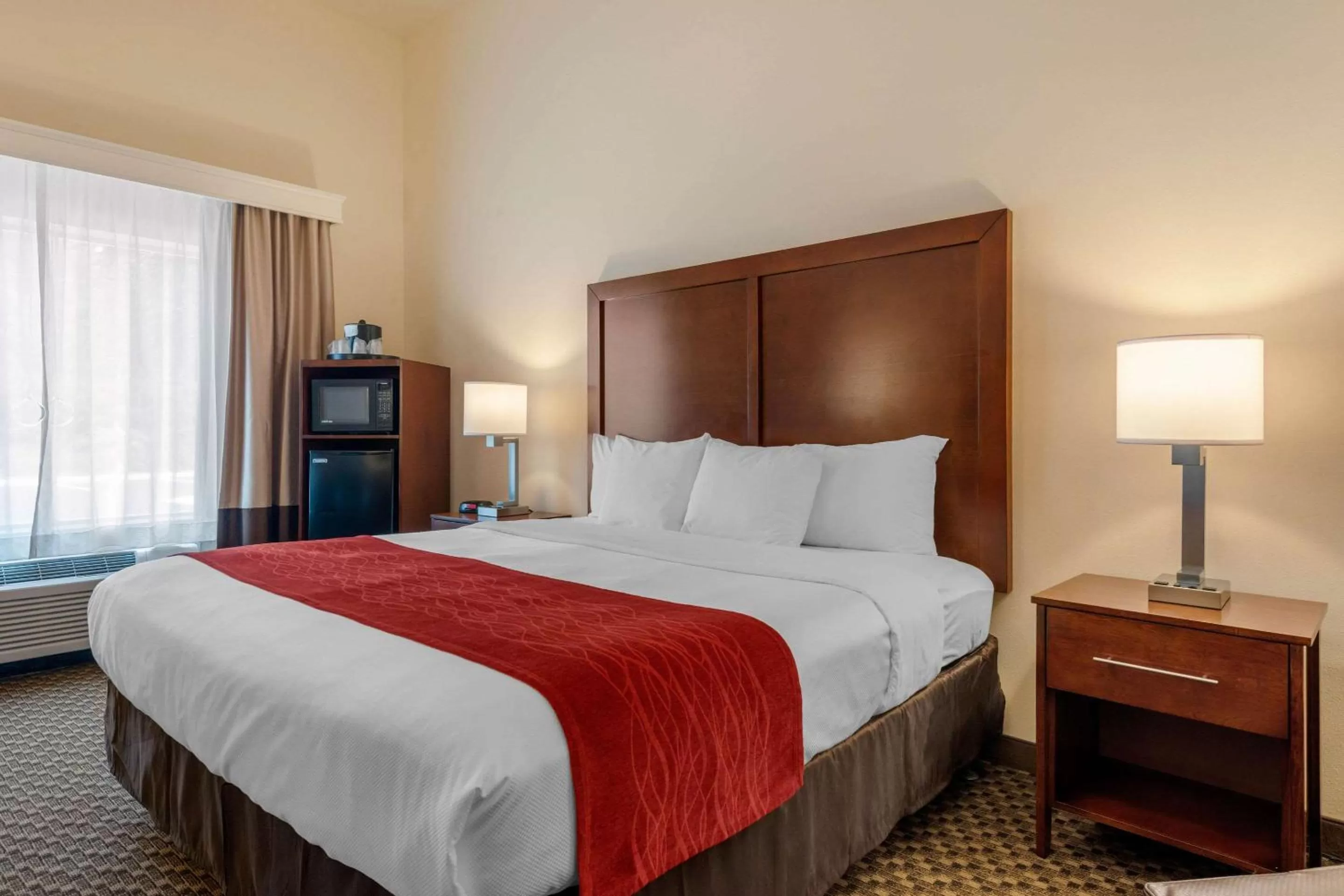 Photo of the whole room, Bed in Comfort Inn & Suites Fort Myers Airport