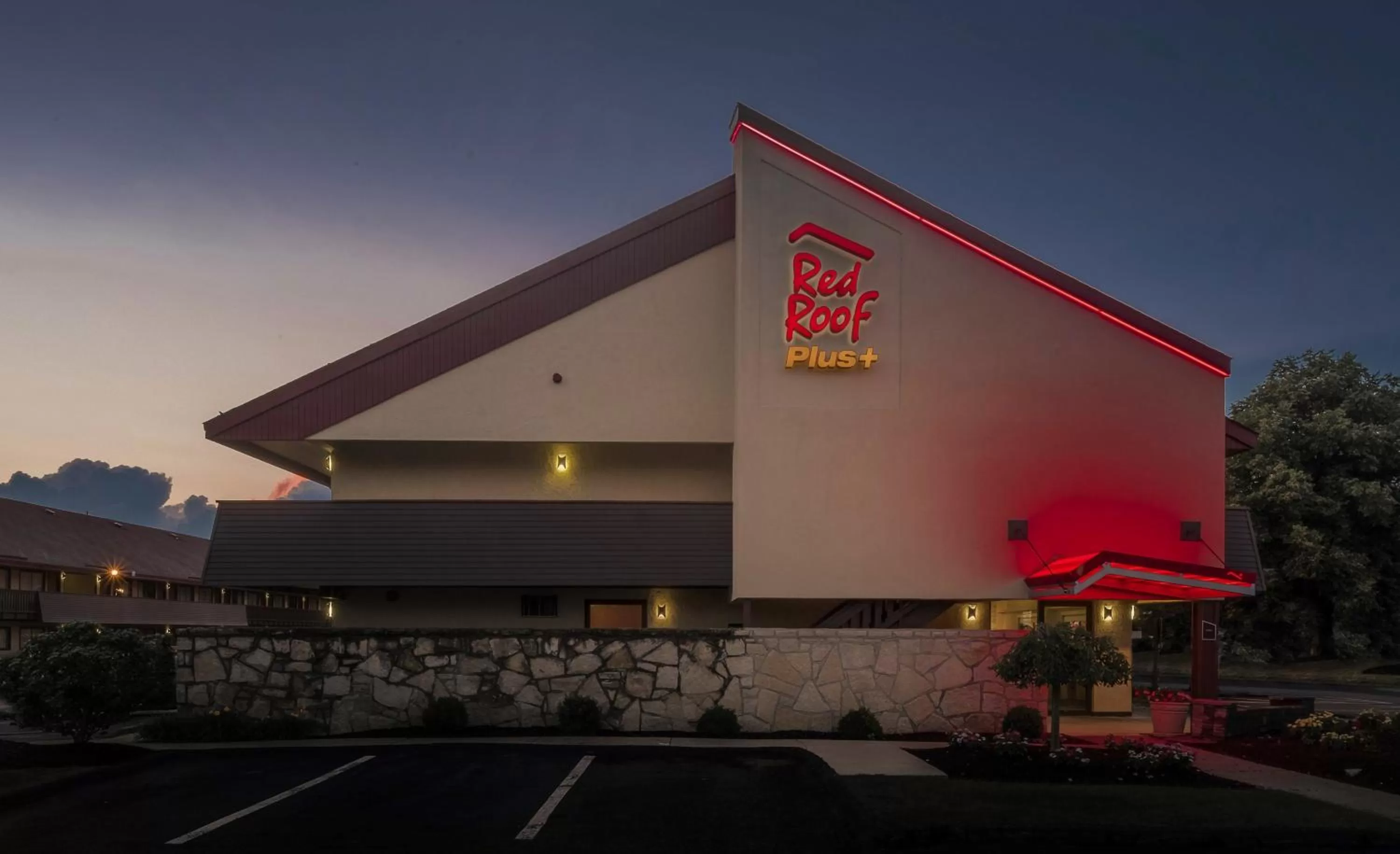 Property building in Red Roof Inn PLUS + Boston - Framingham