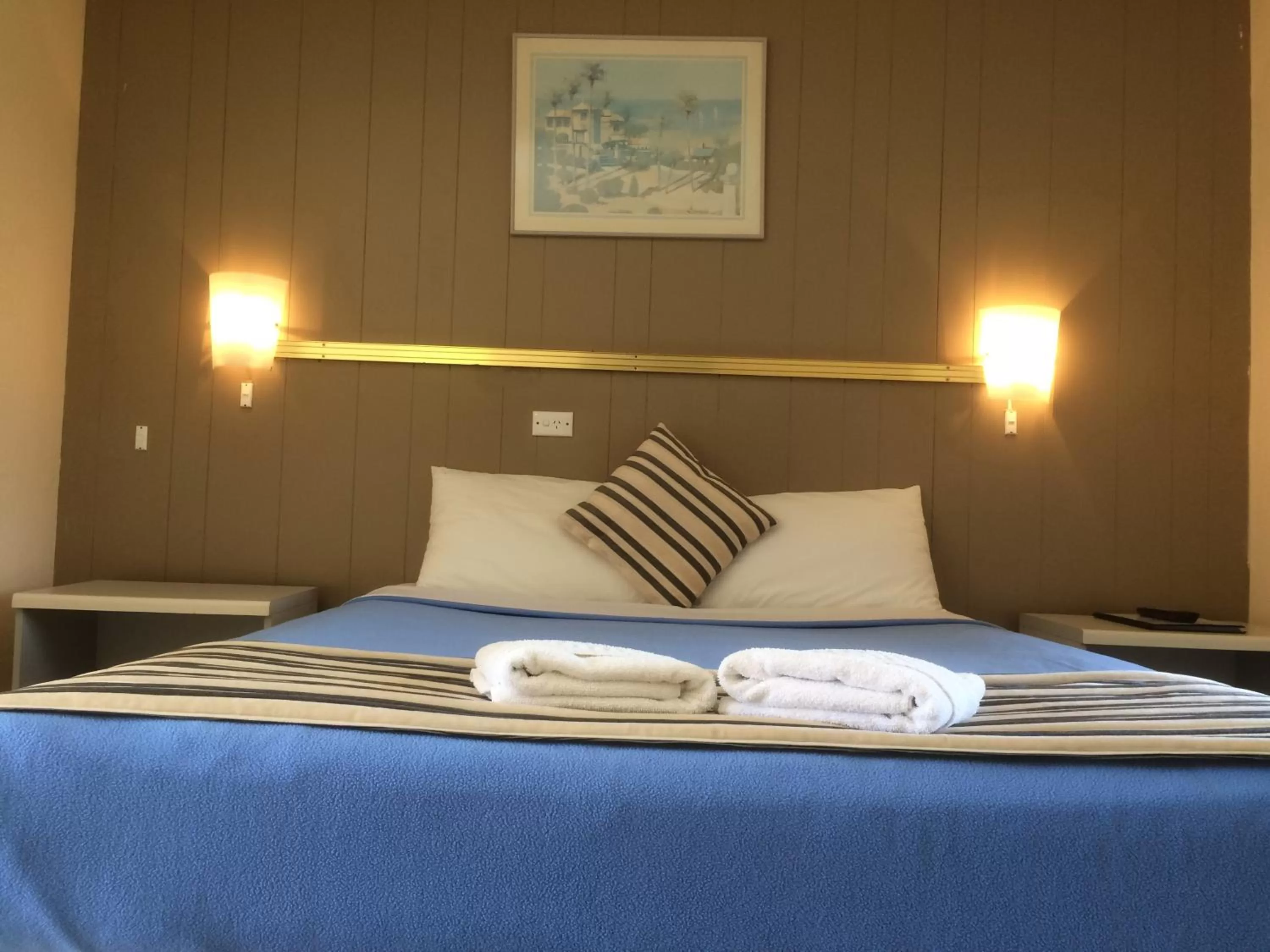 Bed in Riverview Motor Inn