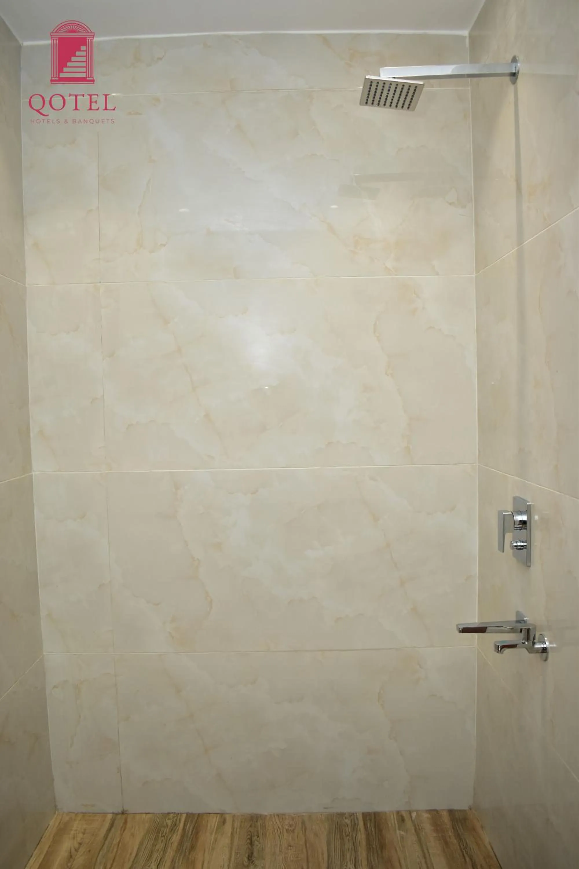 Shower in Qotel Comfort Ashok Vihar - Near Delhi University