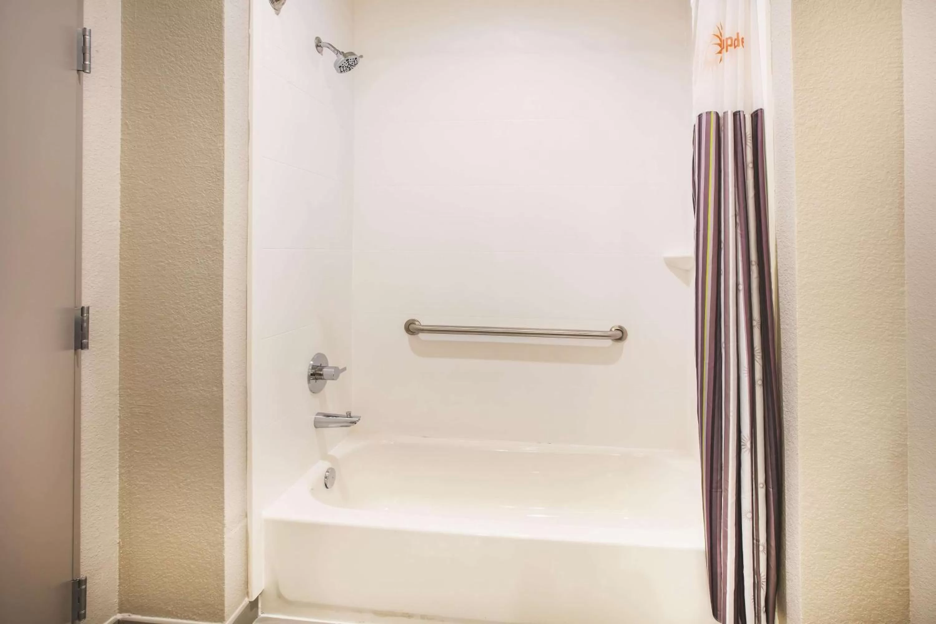 Photo of the whole room in La Quinta by Wyndham Dallas Plano - The Colony