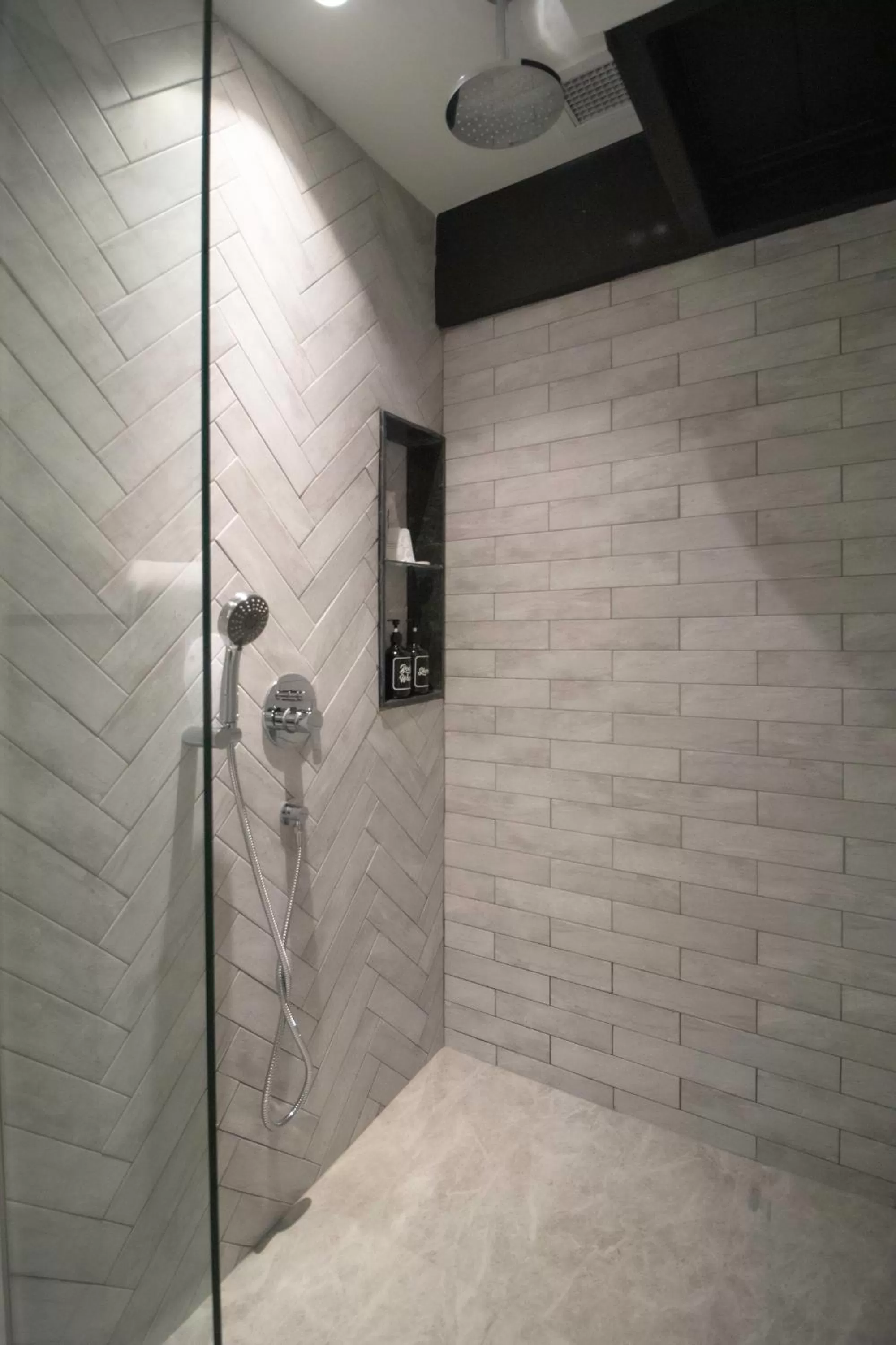 Shower in Harbour Ville Hotel - Hamilton
