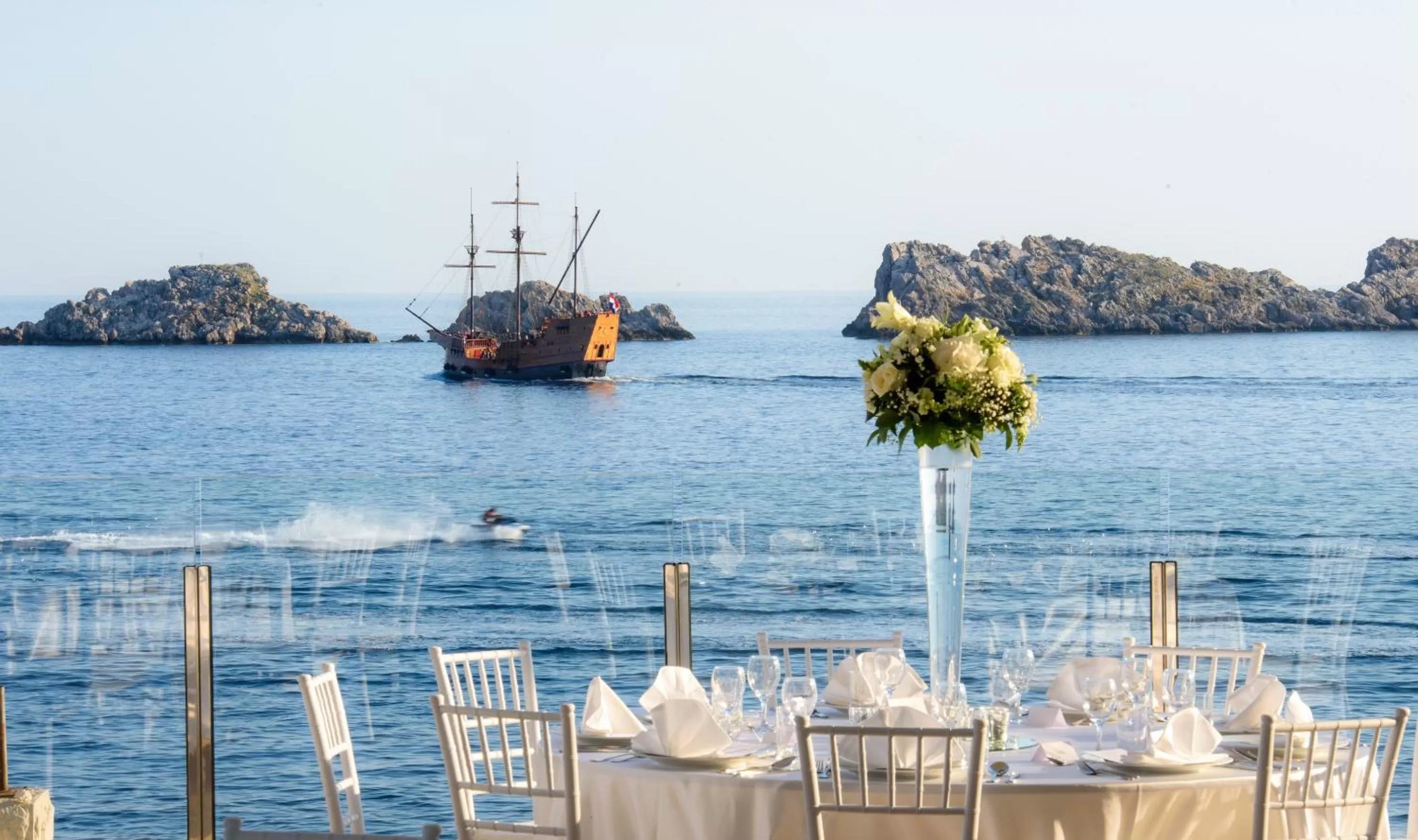 Restaurant/places to eat in Royal Blue Hotel