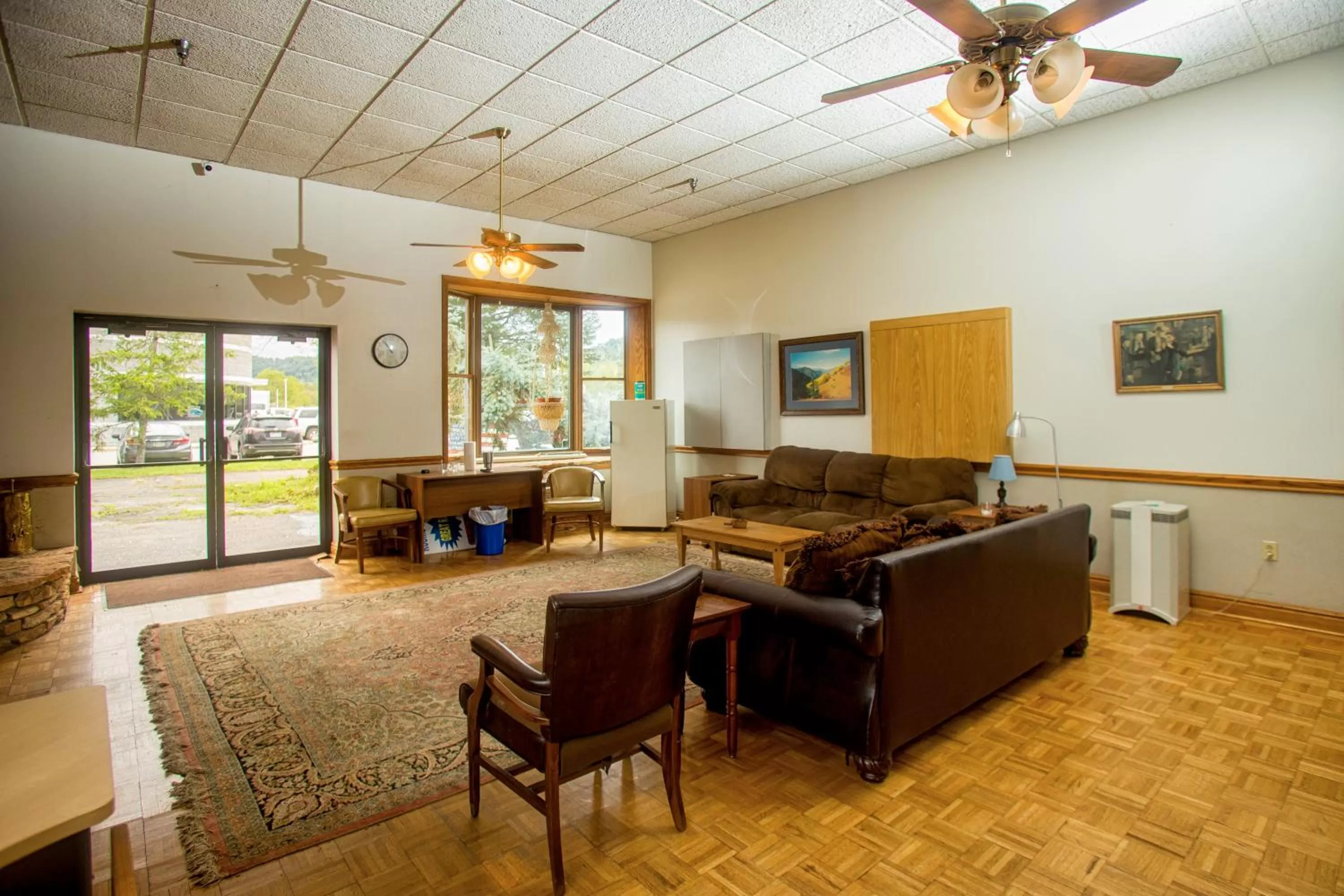 Communal lounge/ TV room in Lafayette Inn