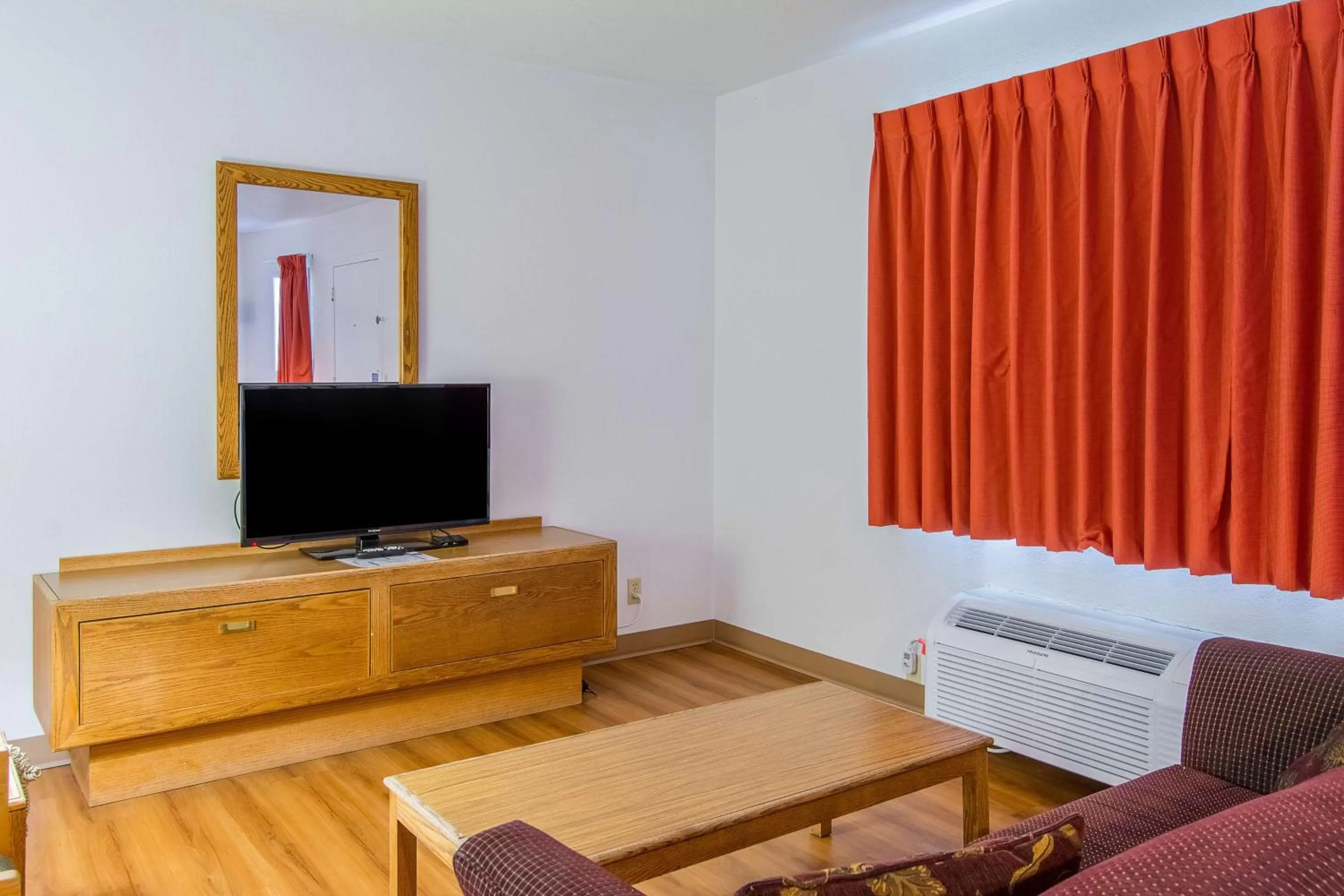 Photo of the whole room in Motel 6-Madras, OR