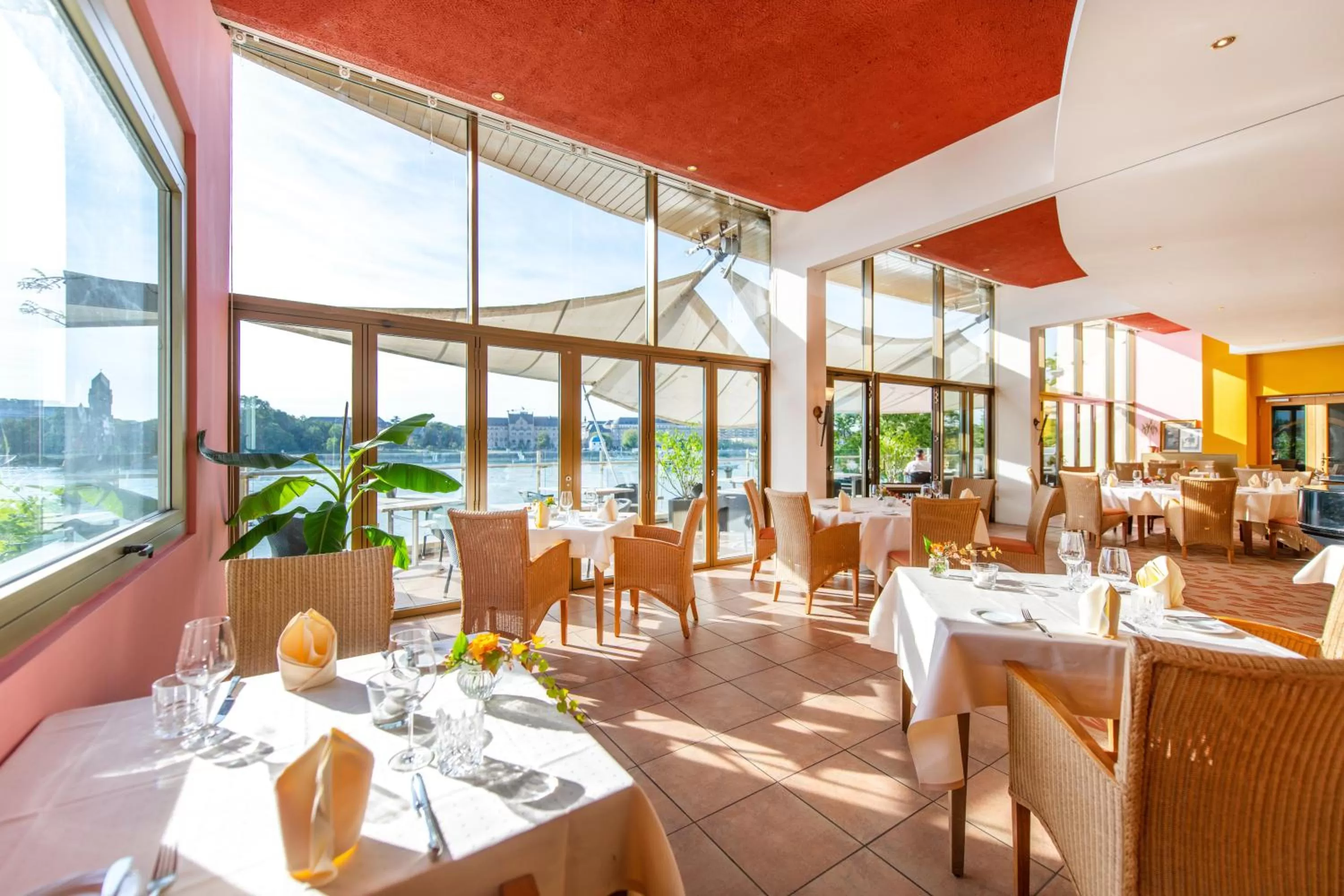 Restaurant/places to eat in Diehls Hotel