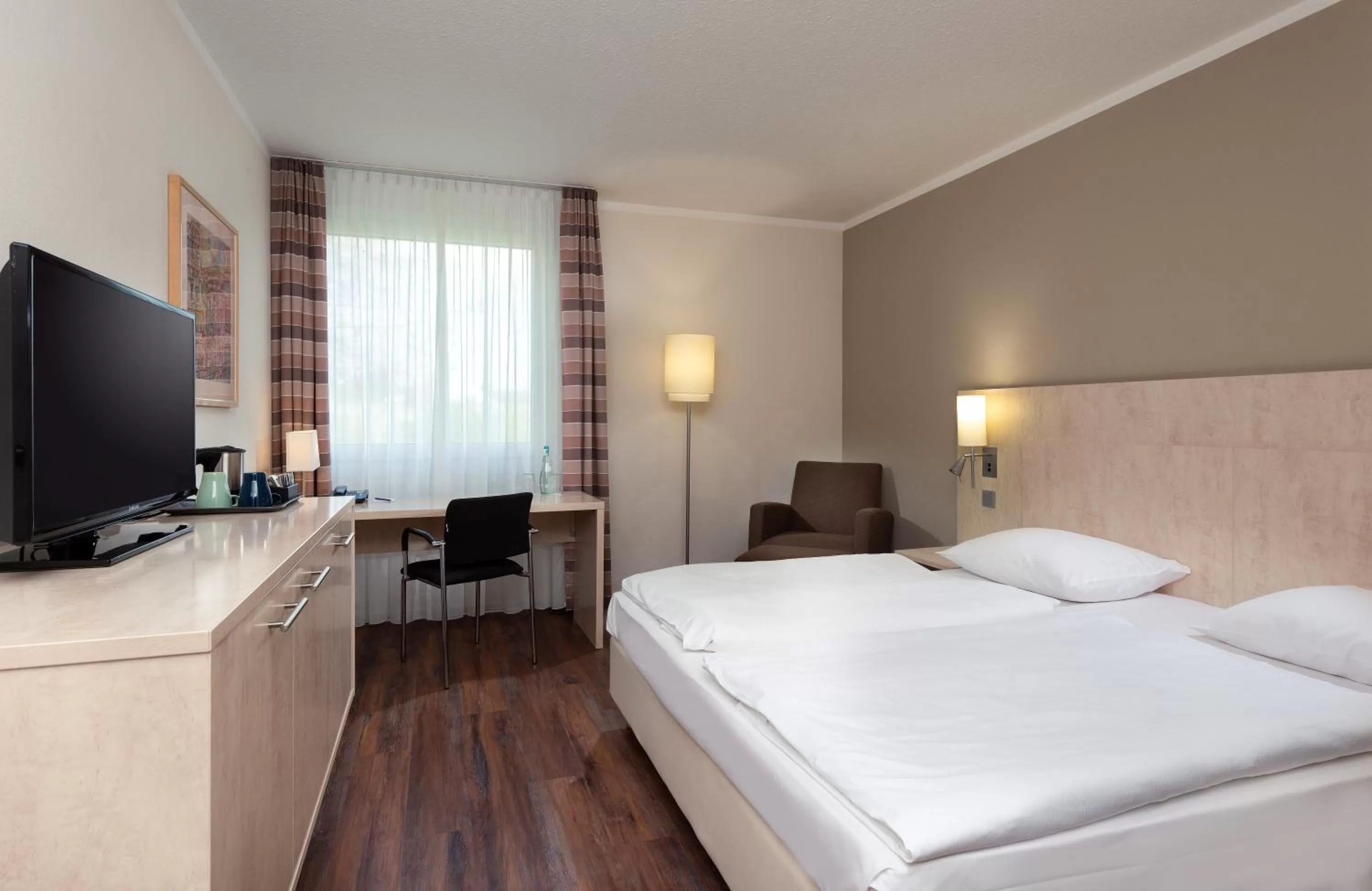 Photo of the whole room, Bed in Mercure Hotel Düsseldorf Süd