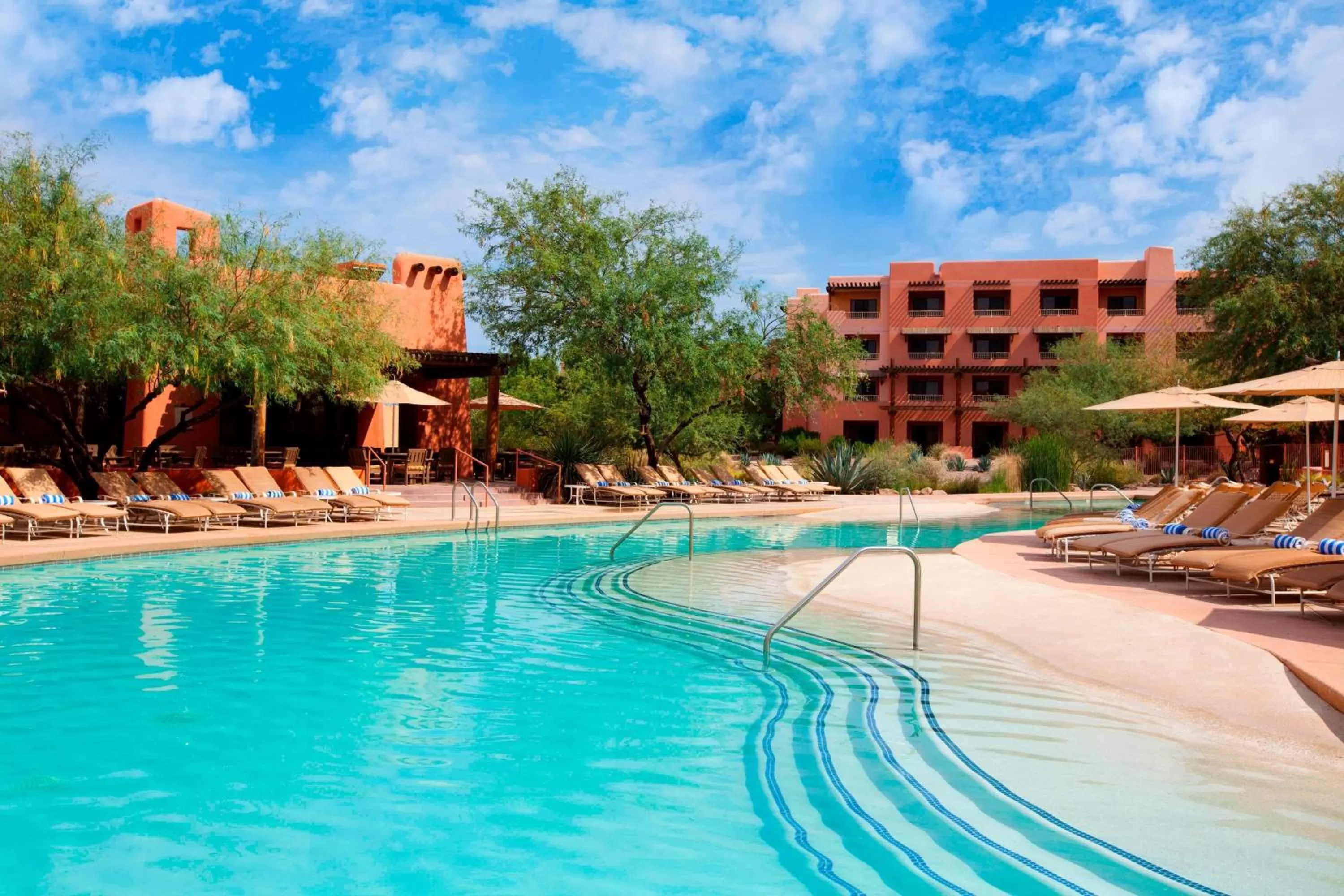 Swimming pool in Sheraton Grand at Wild Horse Pass