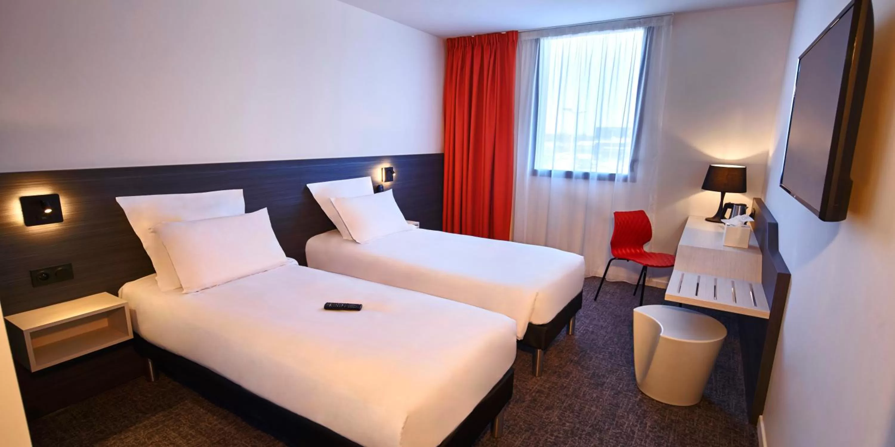 Bedroom, Bed in Kyriad Combs-La-Ville - Senart