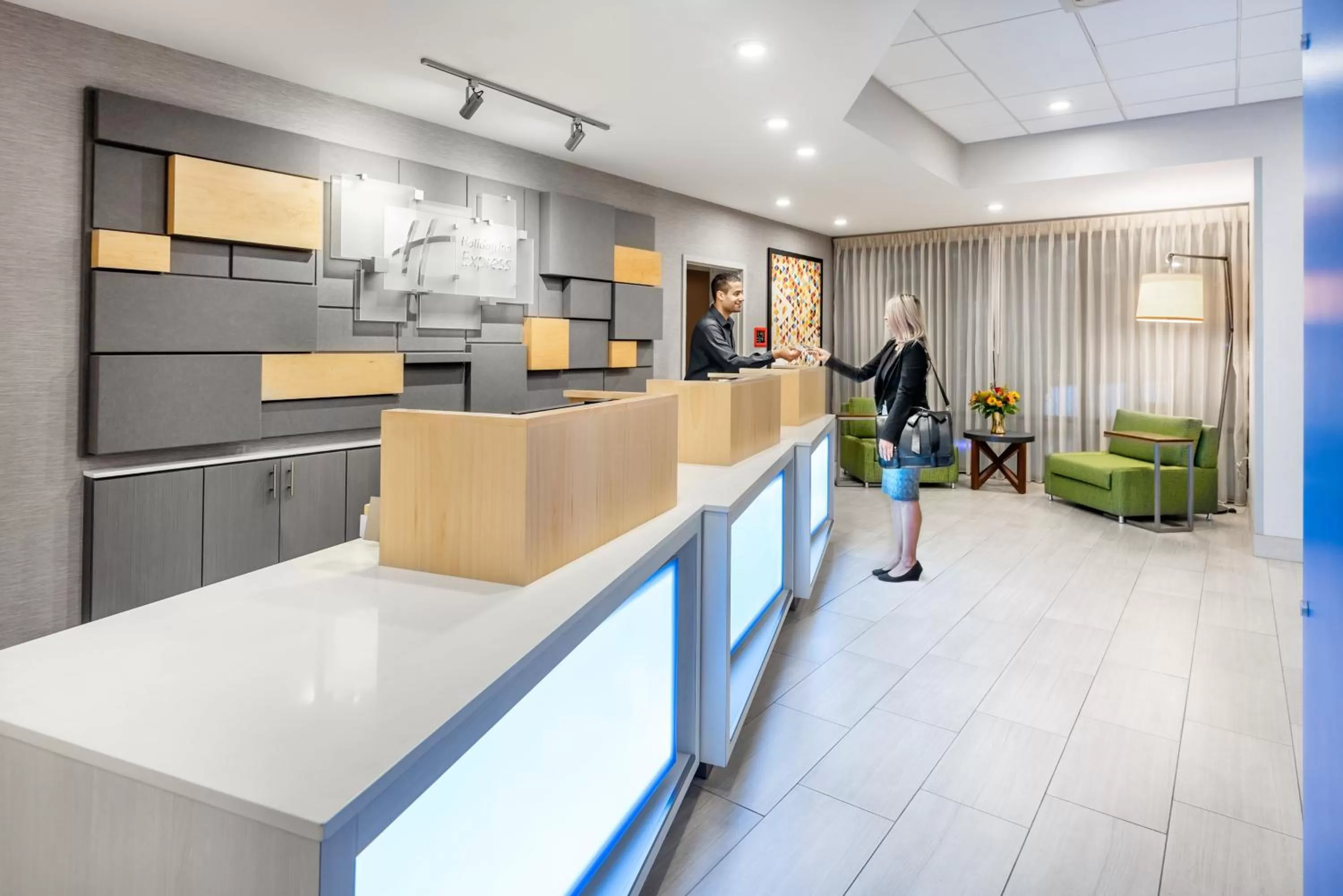 Lobby or reception in Holiday Inn Express & Suites Santa Ana - Orange County by IHG