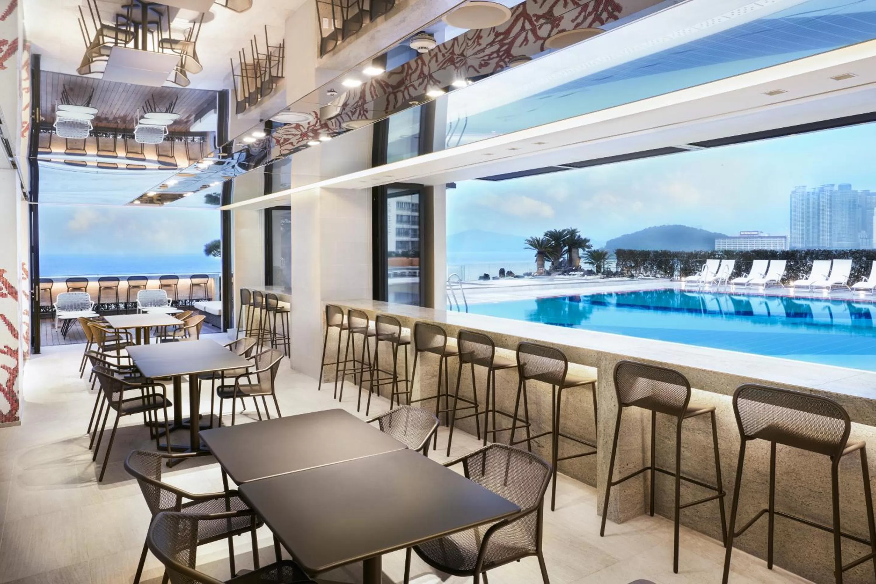 Swimming pool in Paradise Hotel Busan