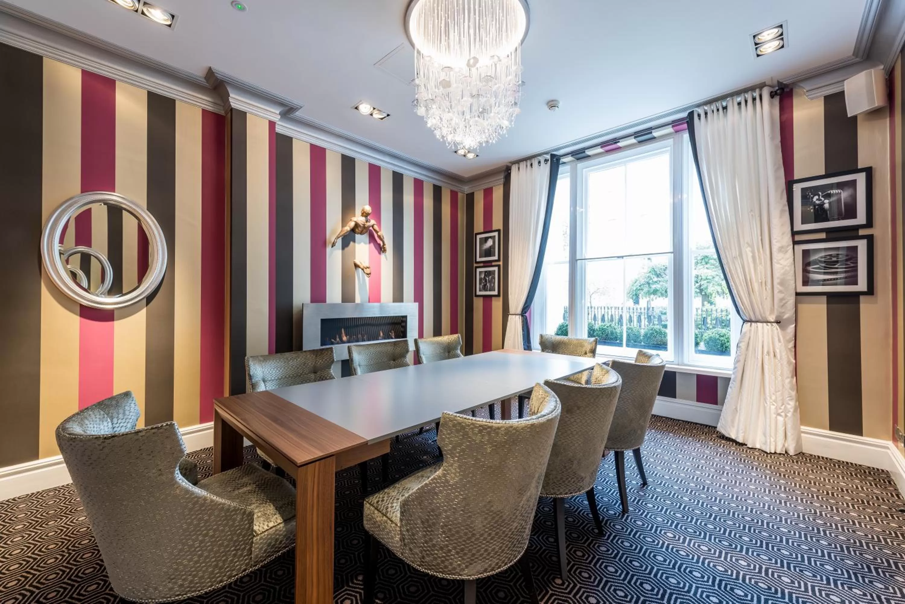 Lounge or bar in Mercure London Hyde Park Hotel