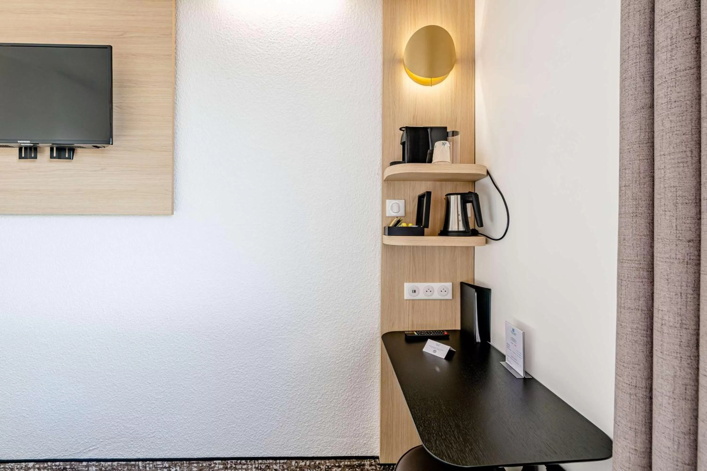 Coffee/tea facilities in Sure Hotel by Best Western Bordeaux Lac