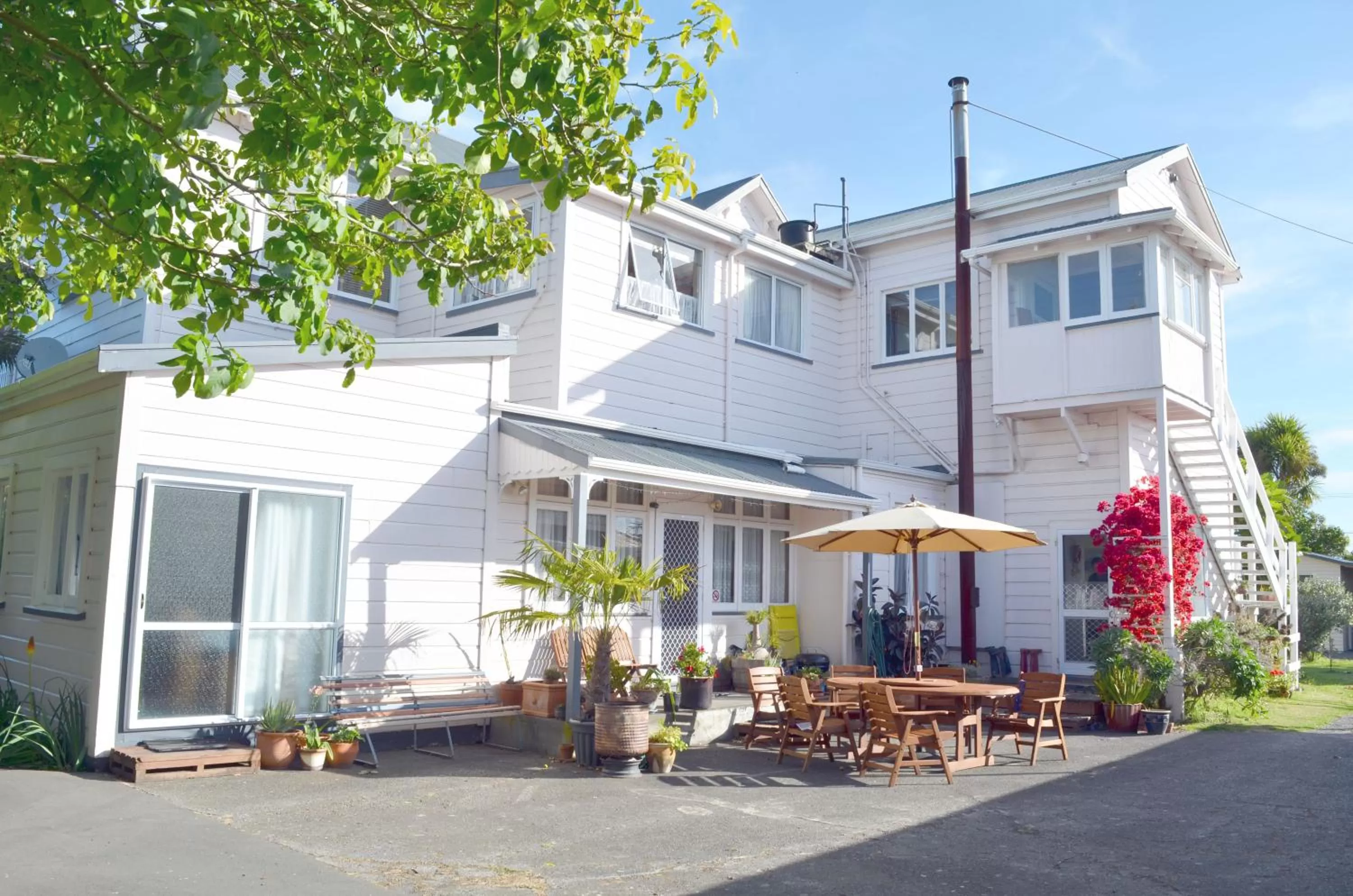 Patio in Braemar House B&B and YHA Hostel
