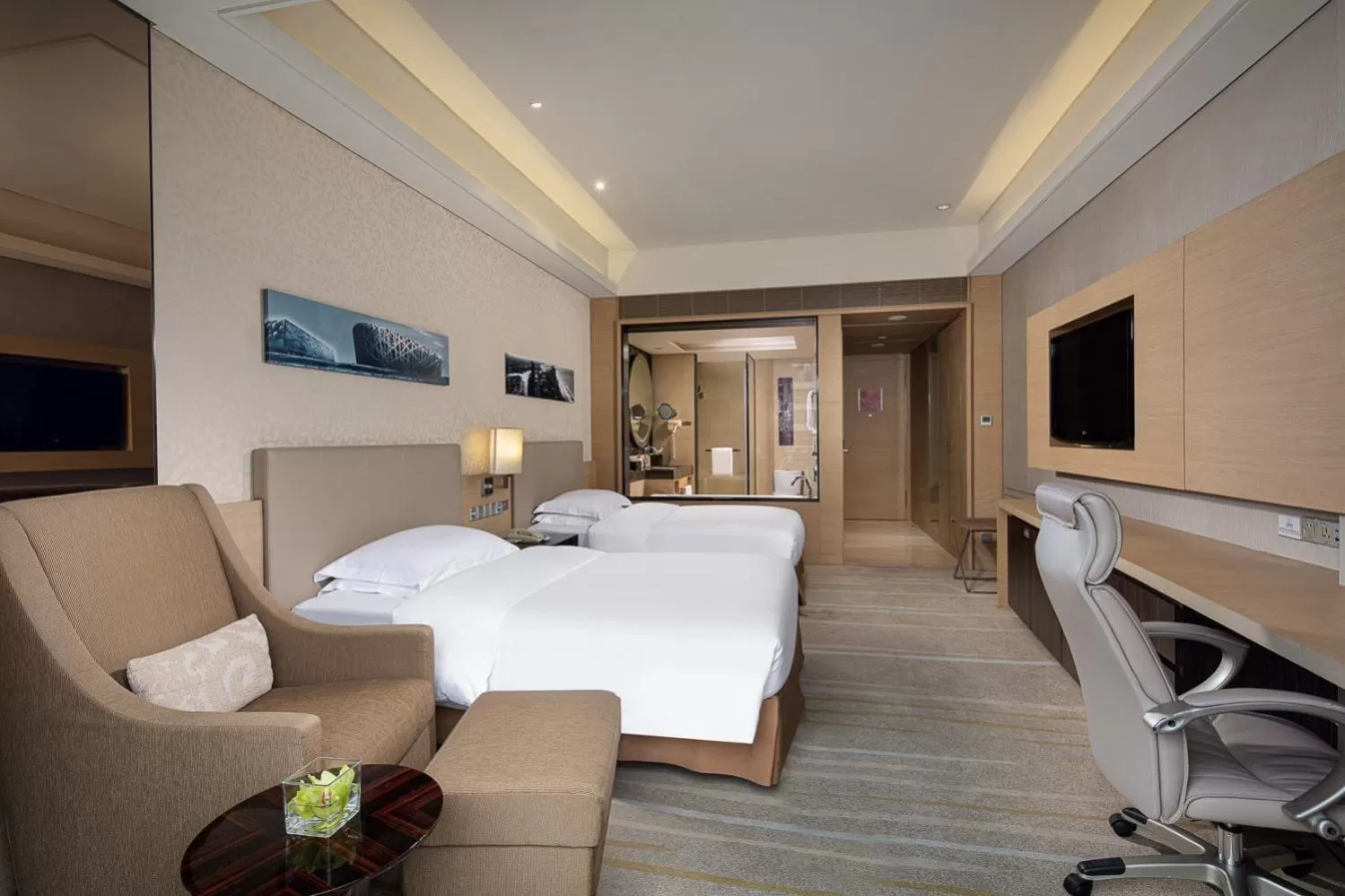 Photo of the whole room, Bed in Crowne Plaza Guangzhou Huadu by IHG