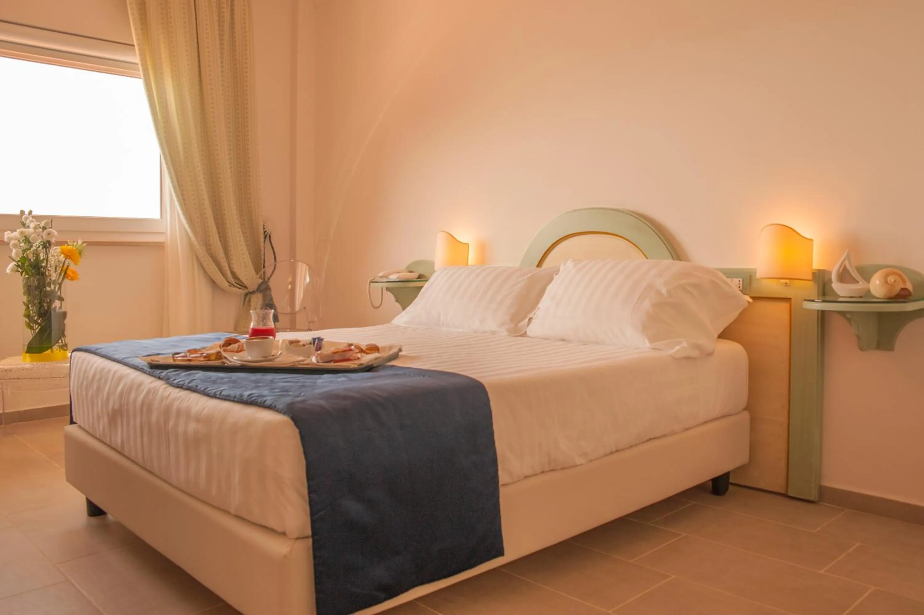 Photo of the whole room, Bed in Summit Hotel