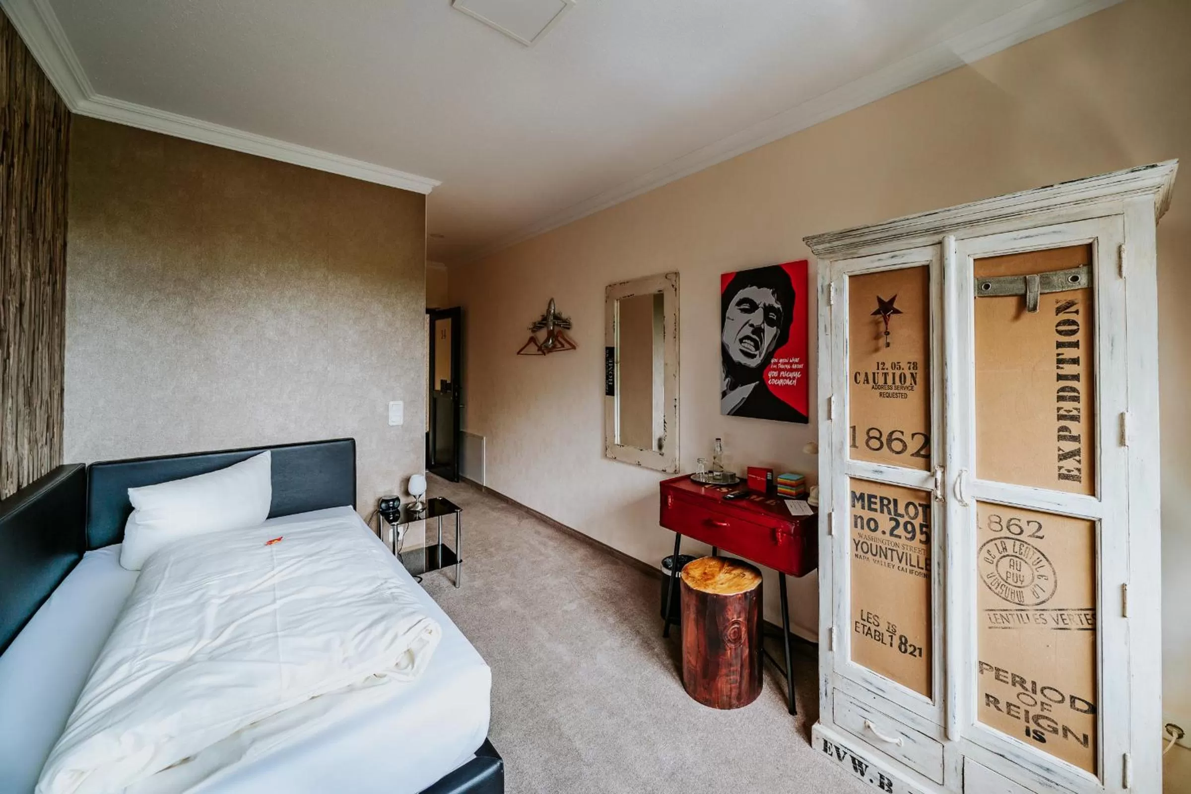 Photo of the whole room, Bed in RobrookS Hotel Garni