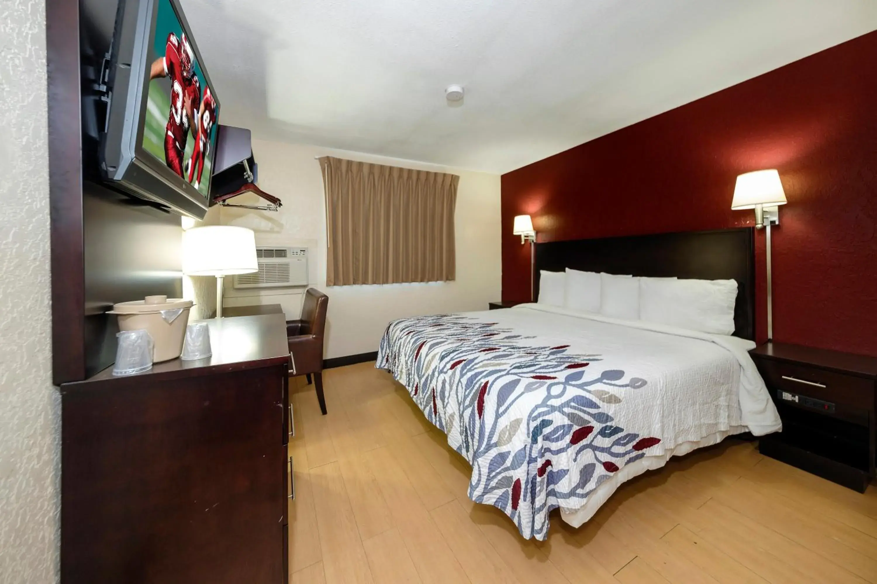 Standard King Room Non-Smoking in Red Roof Inn Jacksonville - Cruise Port Standard King Room Non-Smoking in Red Roof Inn Jacksonville - Cruise Port