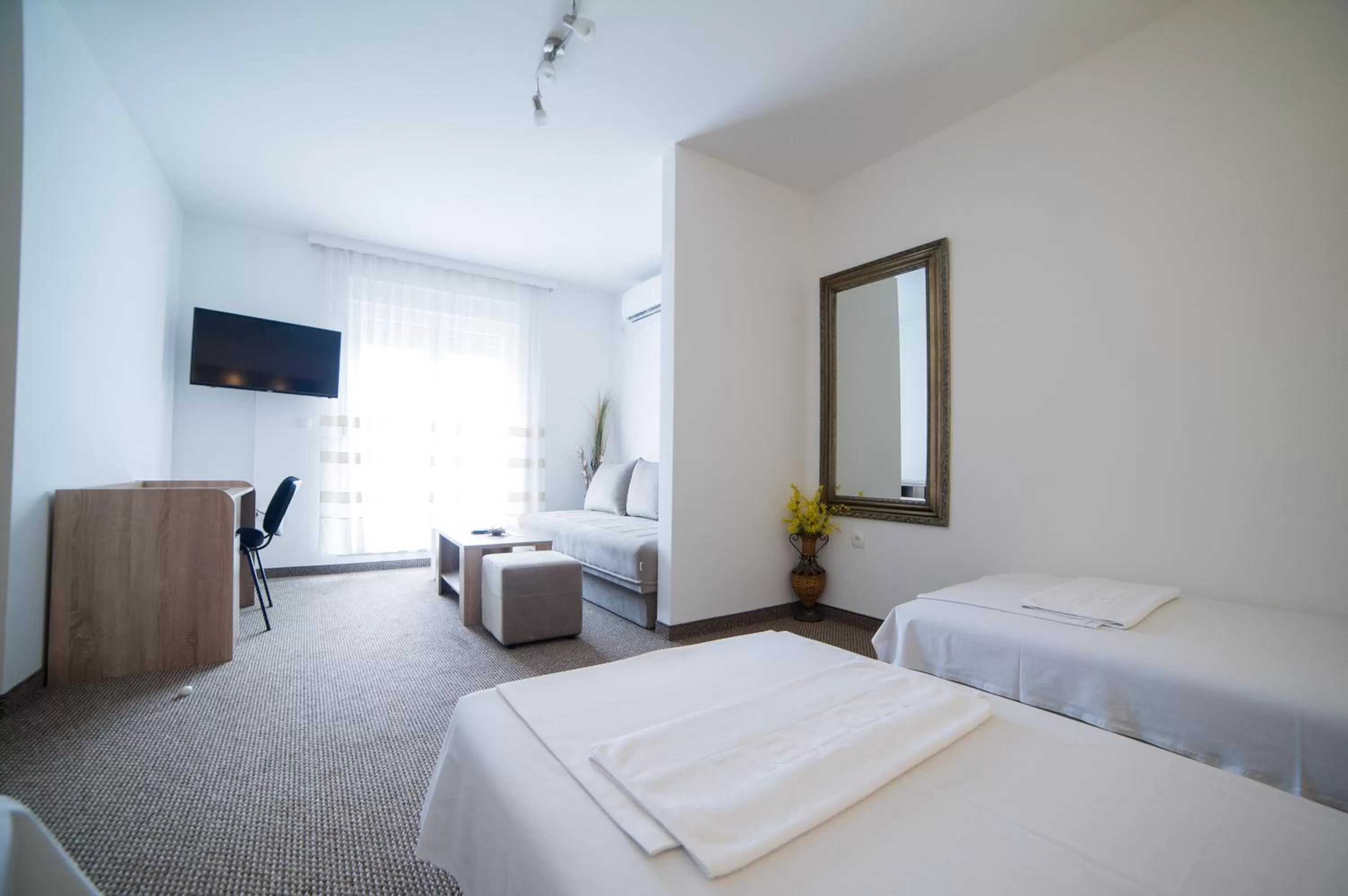 Bedroom, TV/Entertainment Center in Motel Aura