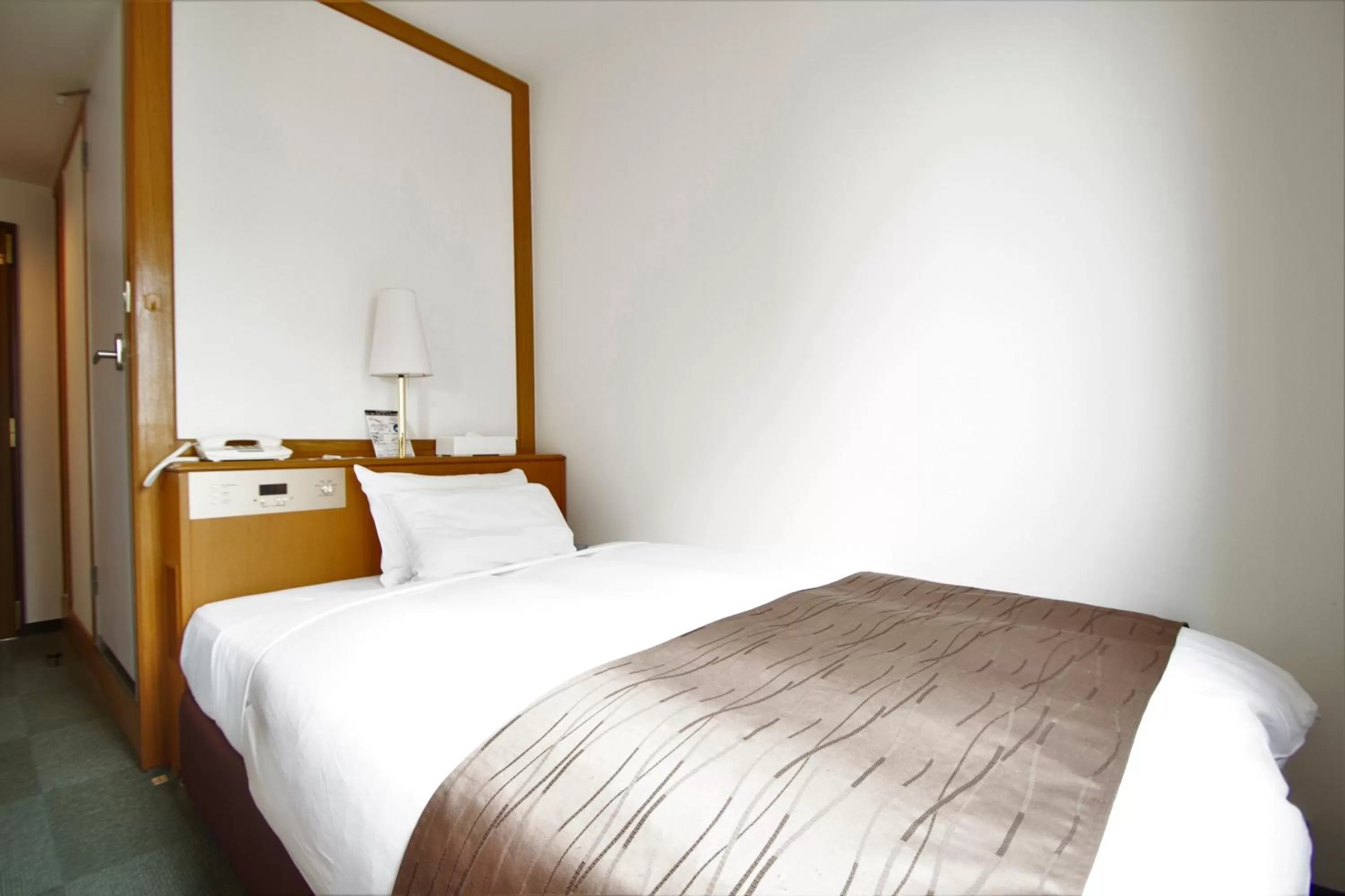 Photo of the whole room, Bed in 3s HOTEL HIRATSUKA