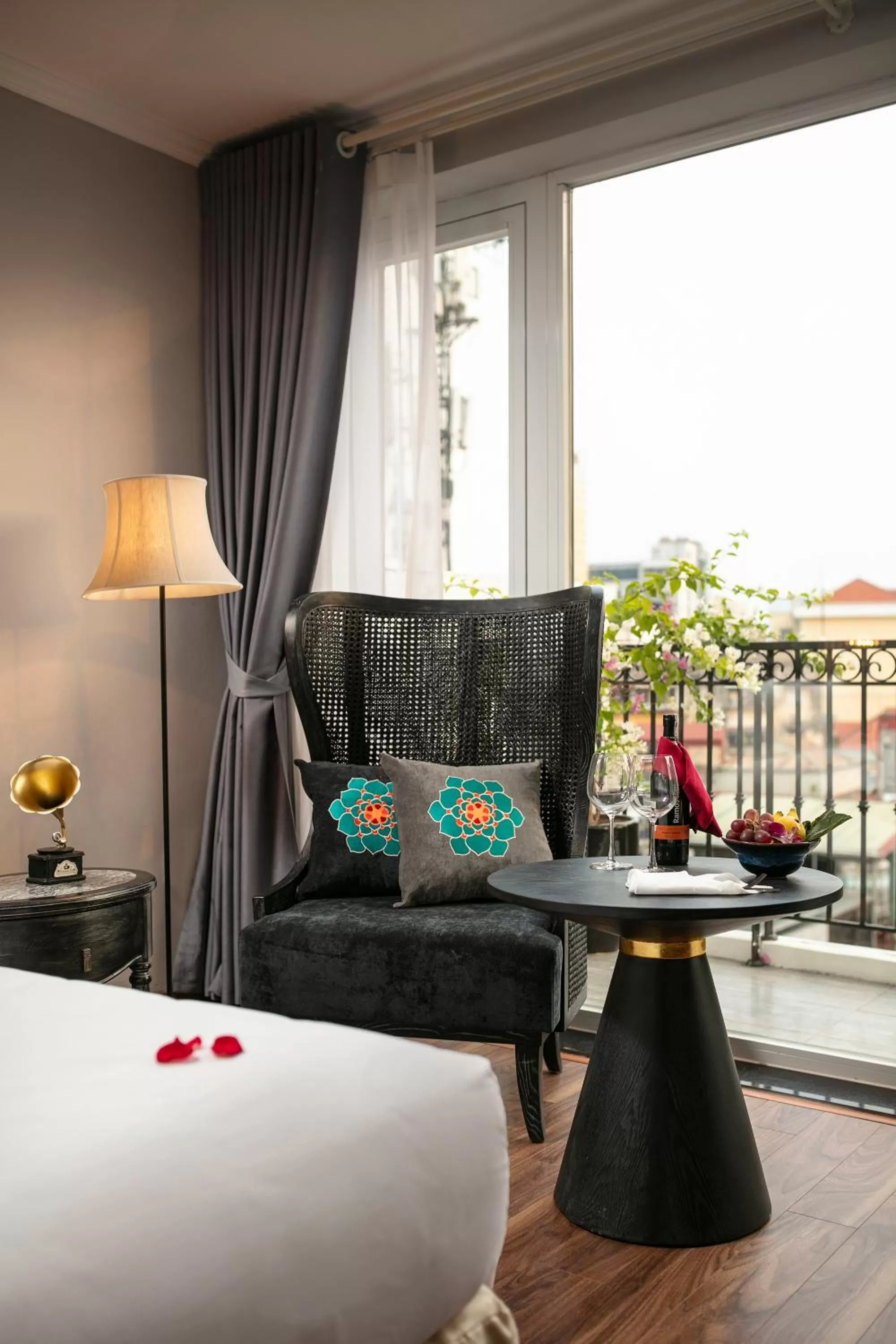 View (from property/room), Bed in Shining Central Hotel & Spa