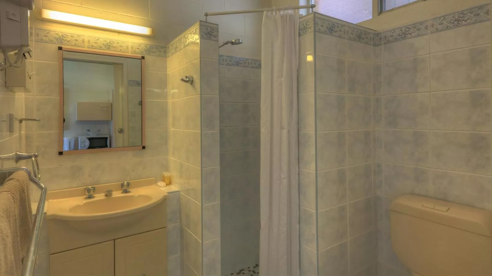 Bathroom in Glen Innes Motel