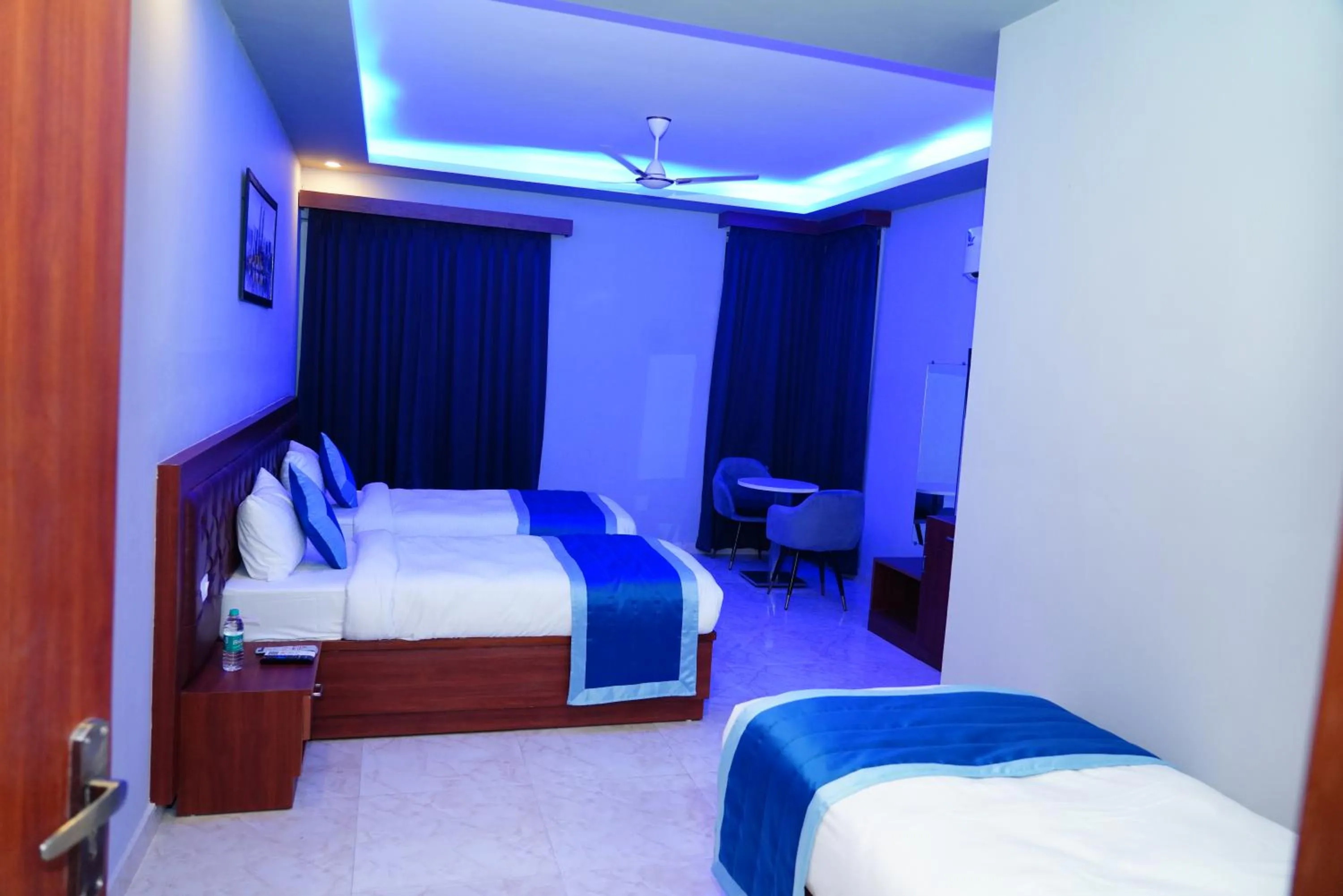 Bedroom, Bed in ExpoMart Inn